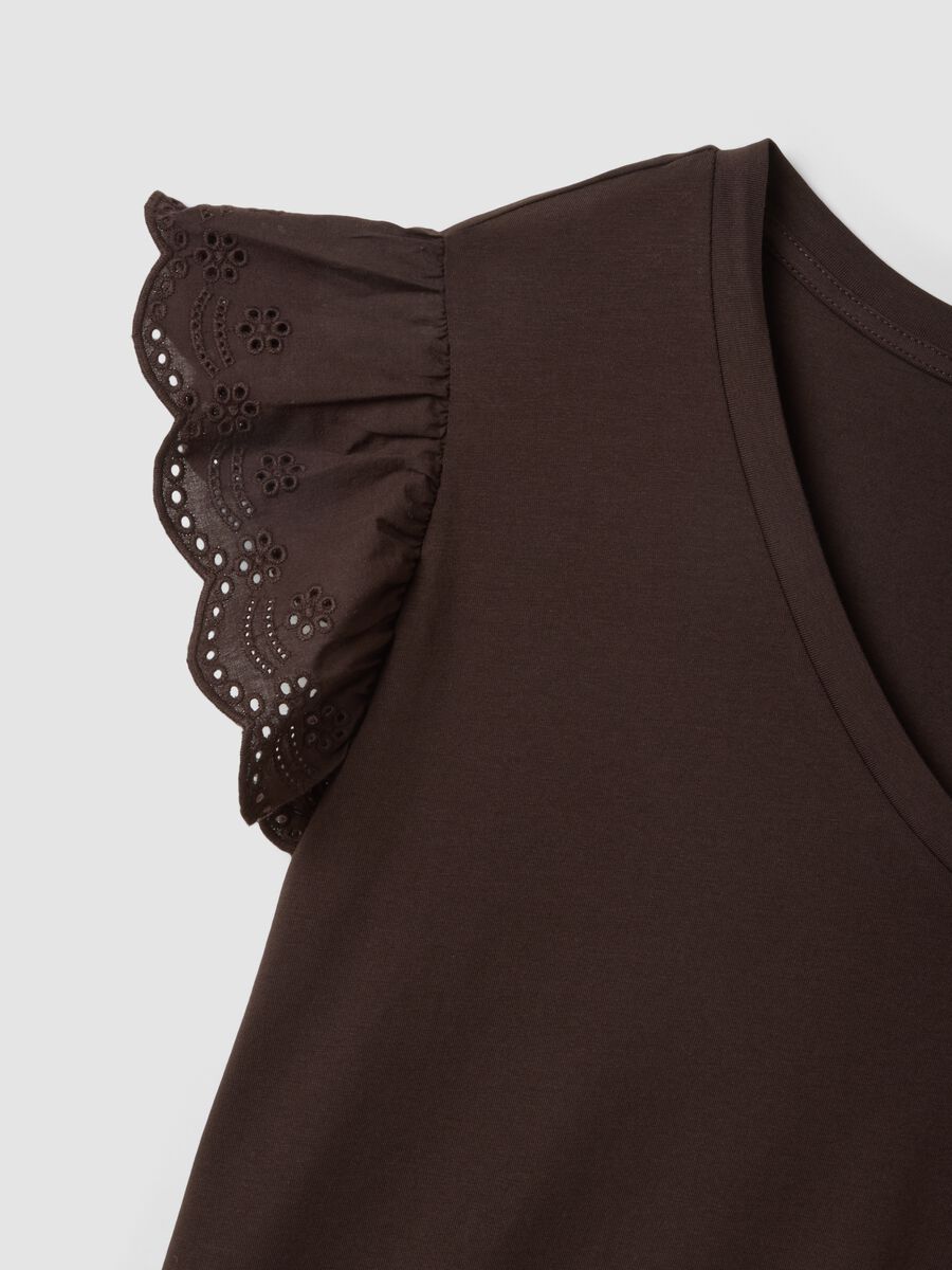 T-shirt marrone in cotone elasticizzato con maniche volant regular fit_5