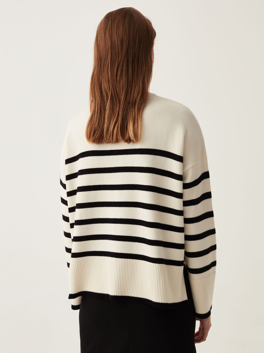 Striped pullover with slits_2