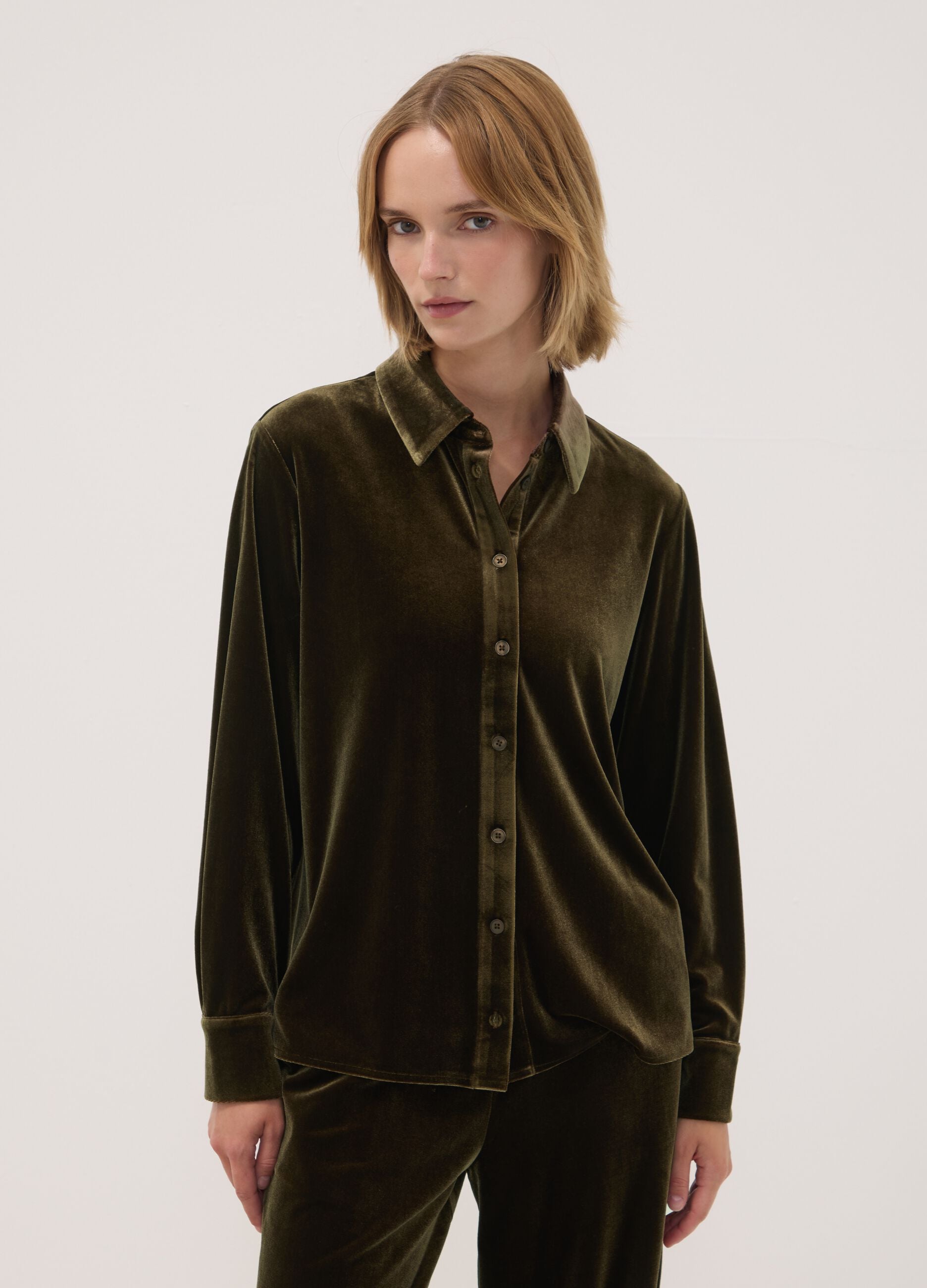 Camicia verde in tessuto velour elasticizzato regular fit