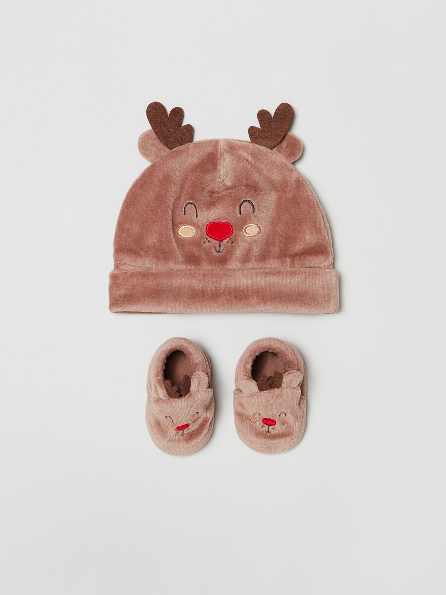 Hat and shoes set with reindeer embroidery_0