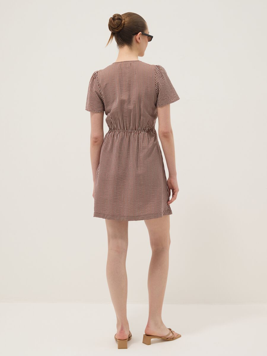 Braunes gestreiftes Hemdblusenkleid aus Viskose-Mix_2