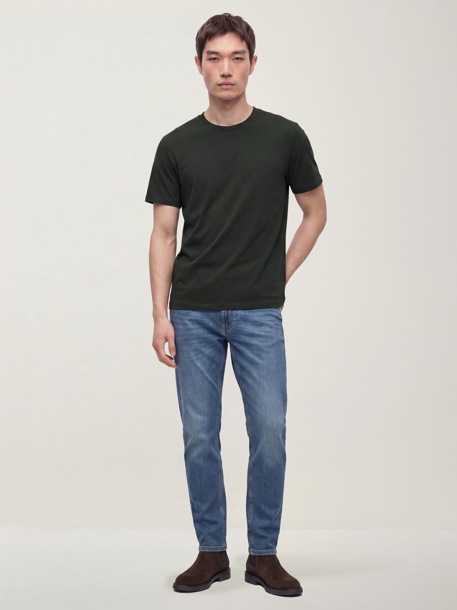 Camiseta gris de algod&oacute;n puro mercerizado, cuello redondo, corte regular_1