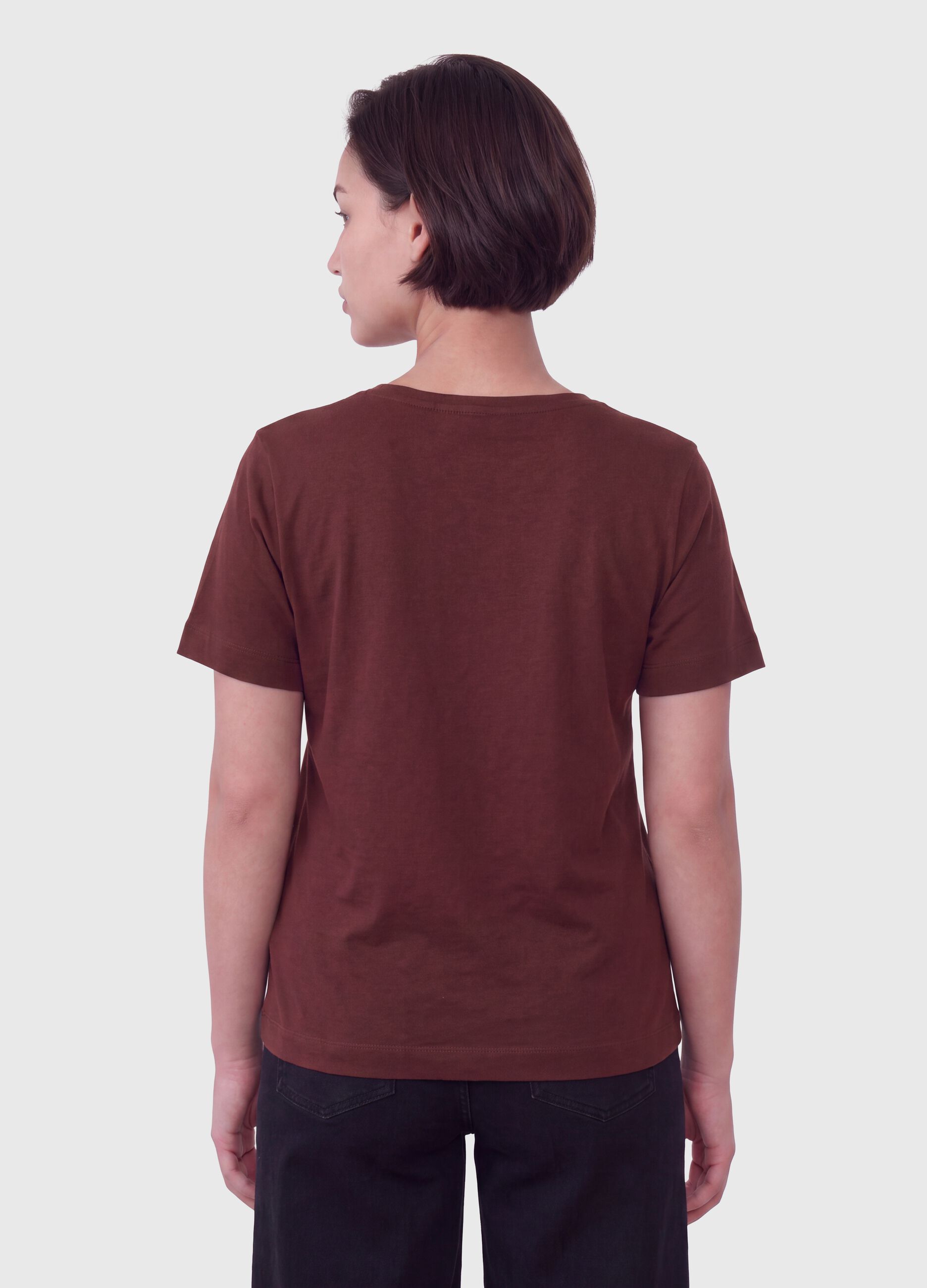 &Kappa;ό&kappa;&kappa;&iota;&nu;&omicron; T-shirt &alpha;&pi;ό 100% &beta;&alpha;&mu;&beta;ά&kappa;&iota; &mu;&epsilon; &phi;&lambda;&omicron;&rho;ά&lambda; &sigma;&tau;ά&mu;&pi;&alpha;, &kappa;&alpha;&nu;&omicron;&nu;&iota;&kappa;ή &epsilon;&phi;&alpha;&rho;&mu;&omicron;&gamma;ή