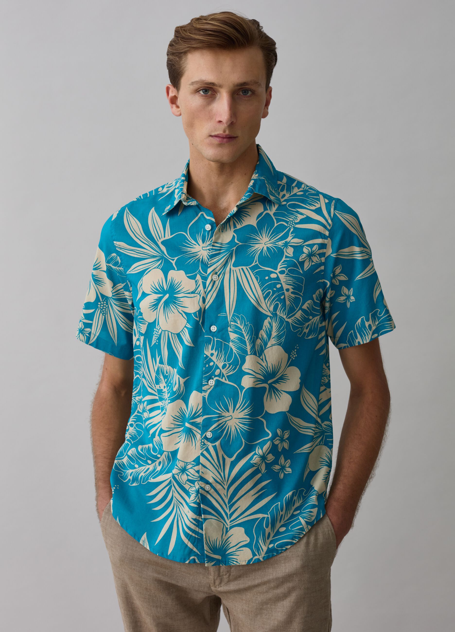 Short-sleeved shirt with hibiscus print