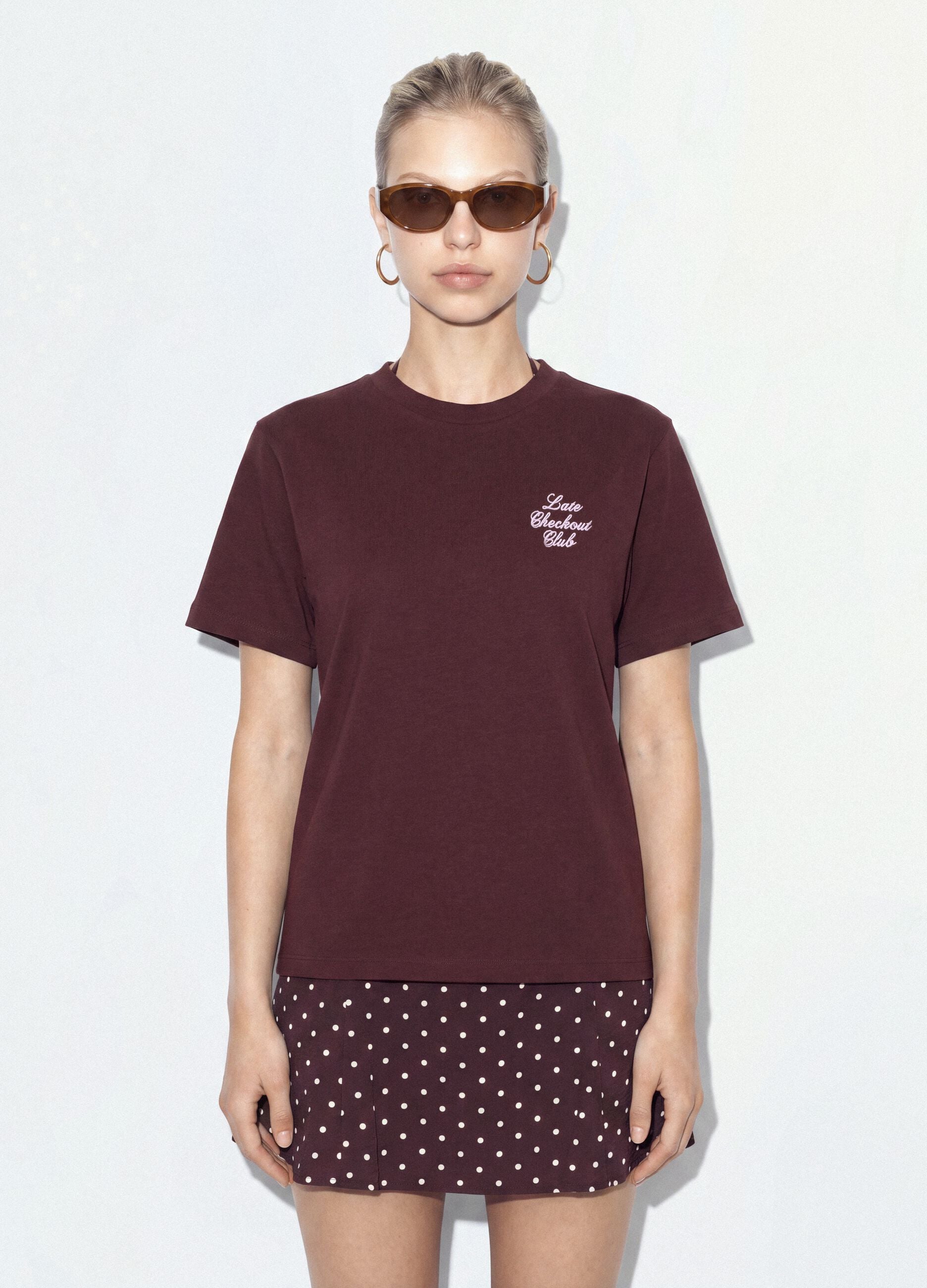 &Kappa;&alpha;&phi;έ T-shirt relaxed &epsilon;&phi;&alpha;&rho;&mu;&omicron;&gamma;ή&sigmaf; &alpha;&pi;ό 100% &beta;&alpha;&mu;&beta;ά&kappa;&iota; &mu;&epsilon; &kappa;&epsilon;&nu;&tau;&eta;&mu;έ&nu;&omicron; &lambda;&omicron;&gamma;ό&tau;&upsilon;&pi;&omicron;