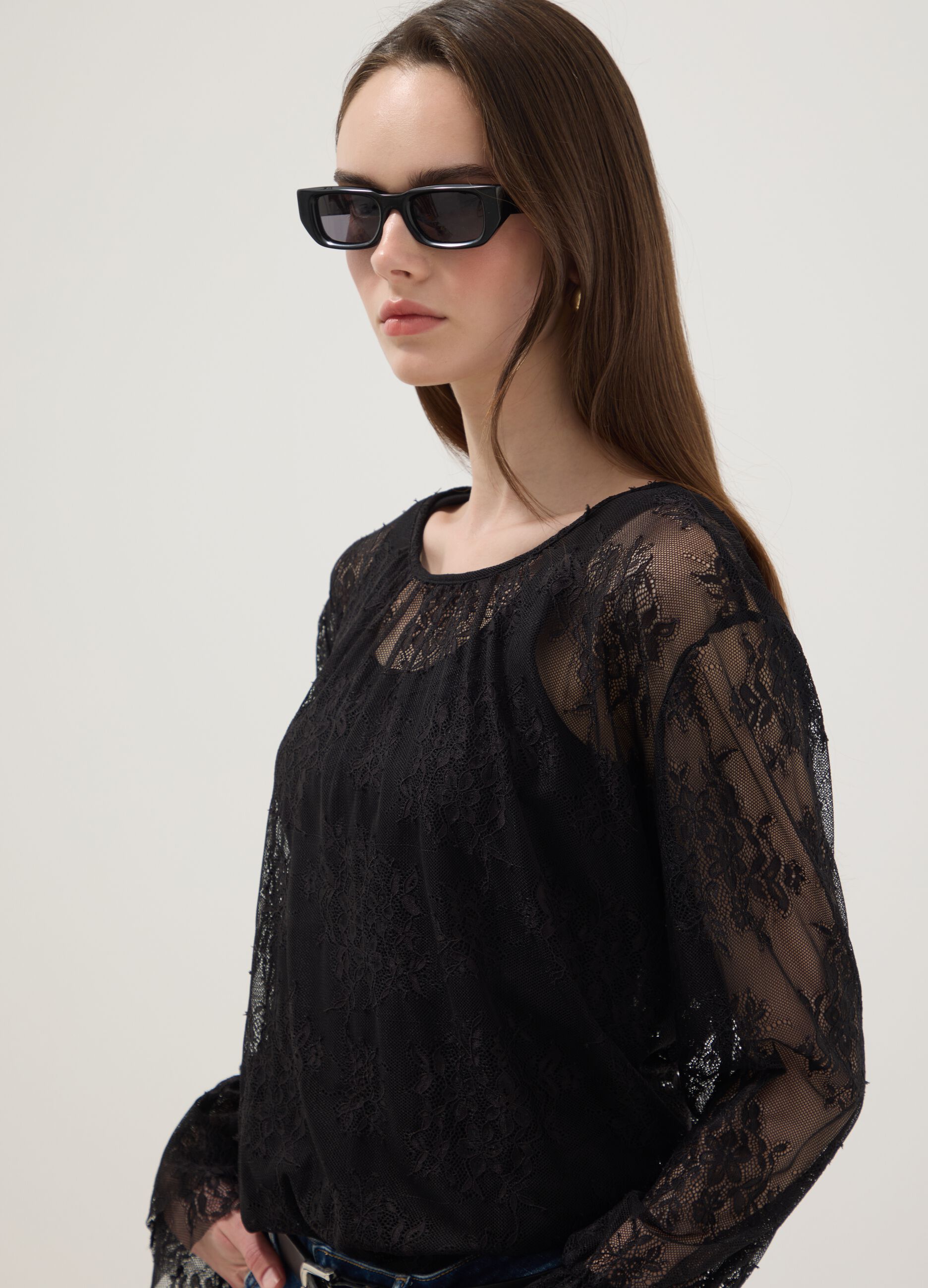 Blusa negra el&aacute;stica con encaje transparente, corte regular