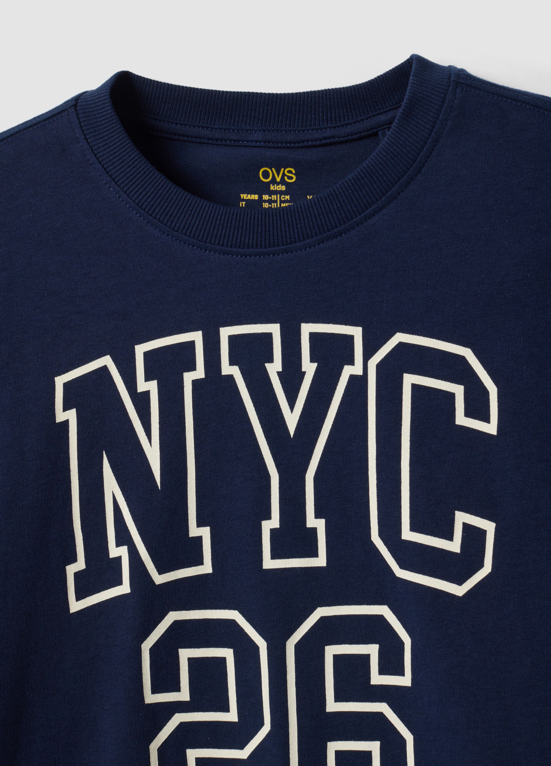 T-shirt azul em algod&atilde;o org&acirc;nico puro com estampado gr&aacute;fico para rapaz