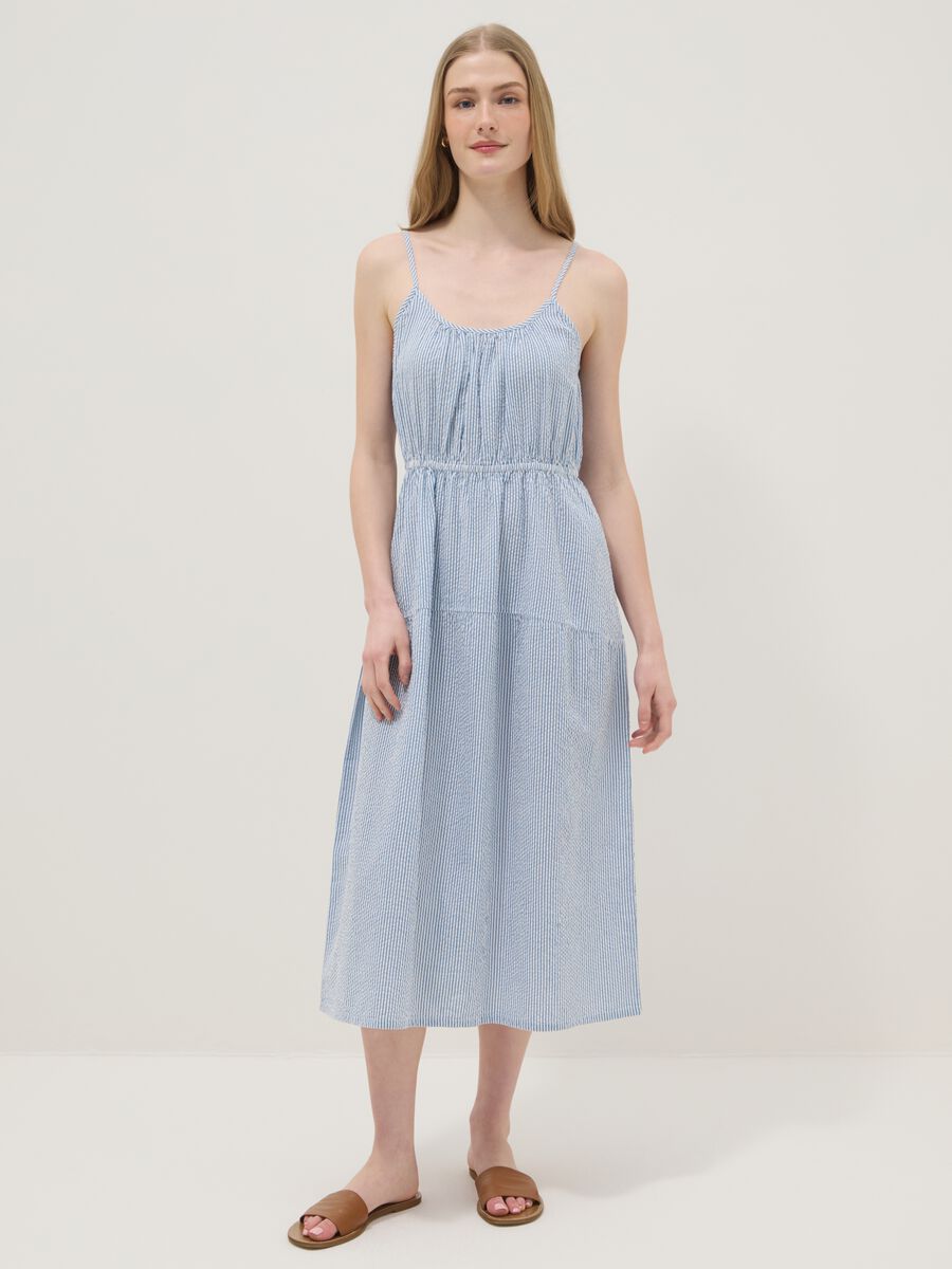 Blaues, gestreiftes Regular-Fit-Kleid aus reiner Baumwolle mit schmalen Tr&auml;gern_1