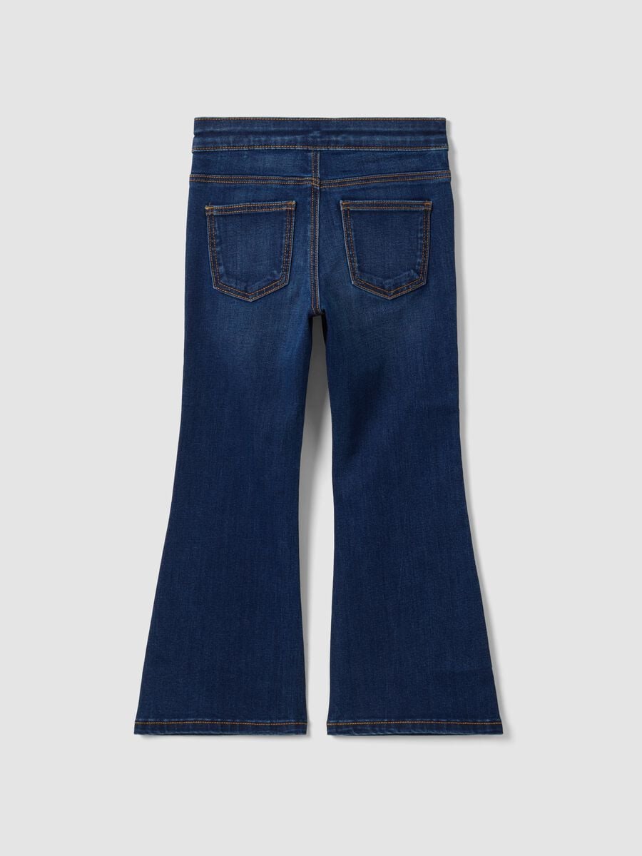 Jeans blu flare in cotone e viscosa elasticizzata per bambina_1