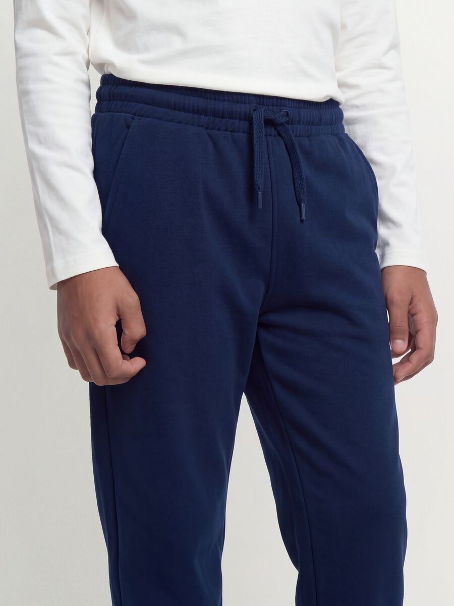 Pantaloni jogger blu in misto cotone organico e viscosa_2