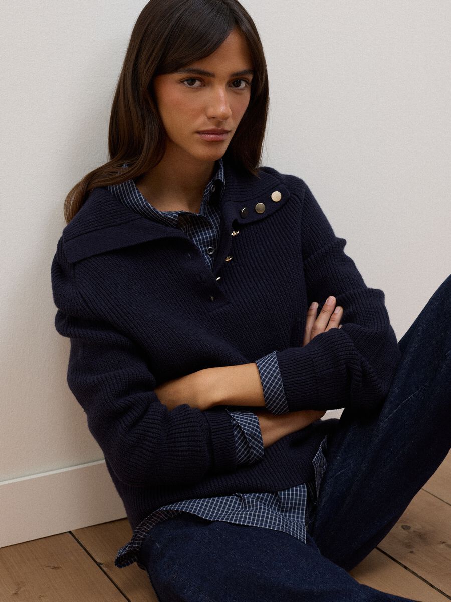 Blue ribbed viscose-blend top with collar_0