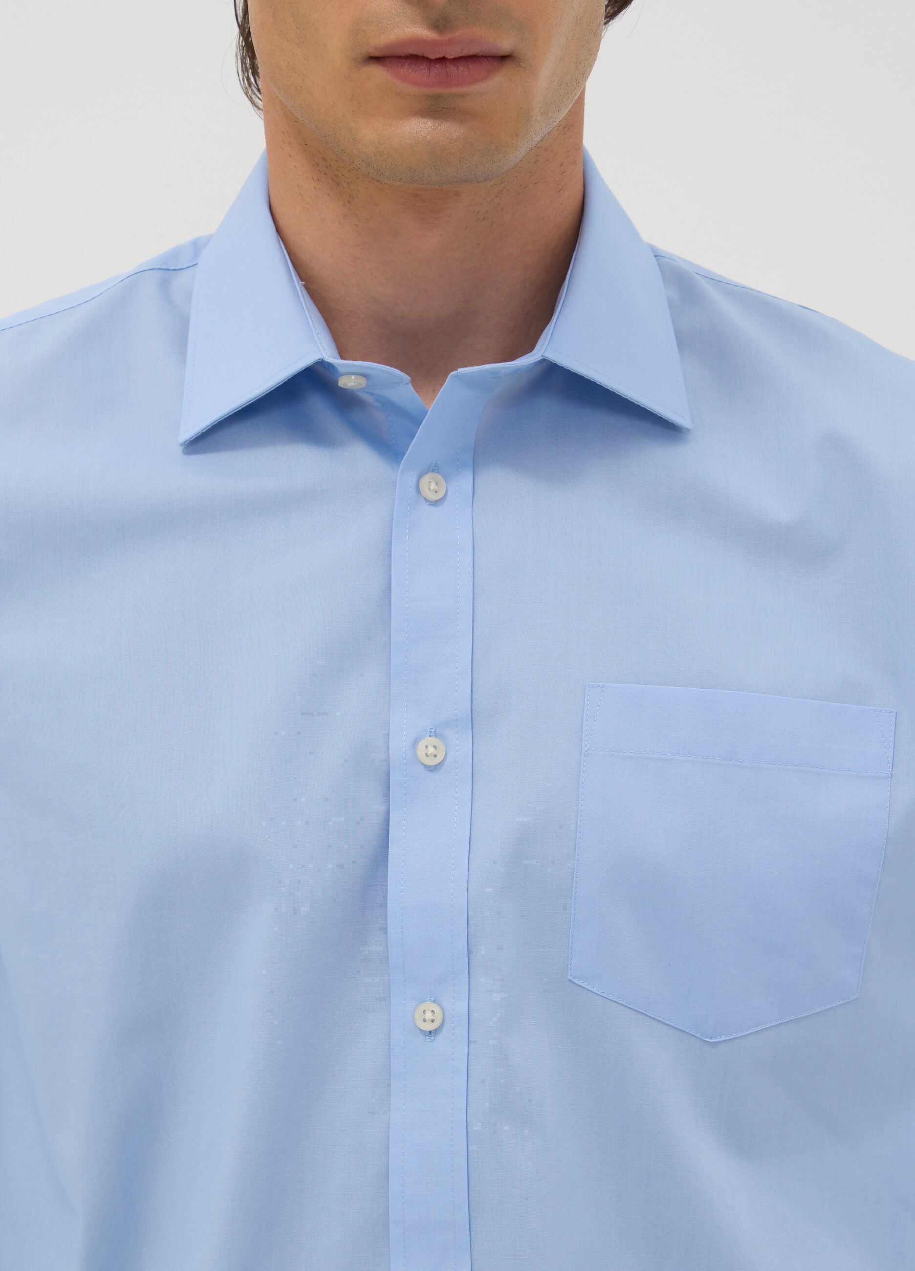 Hellblaues Regular-Fit-Hemd mit klassischem Kragen, b&uuml;gelleicht