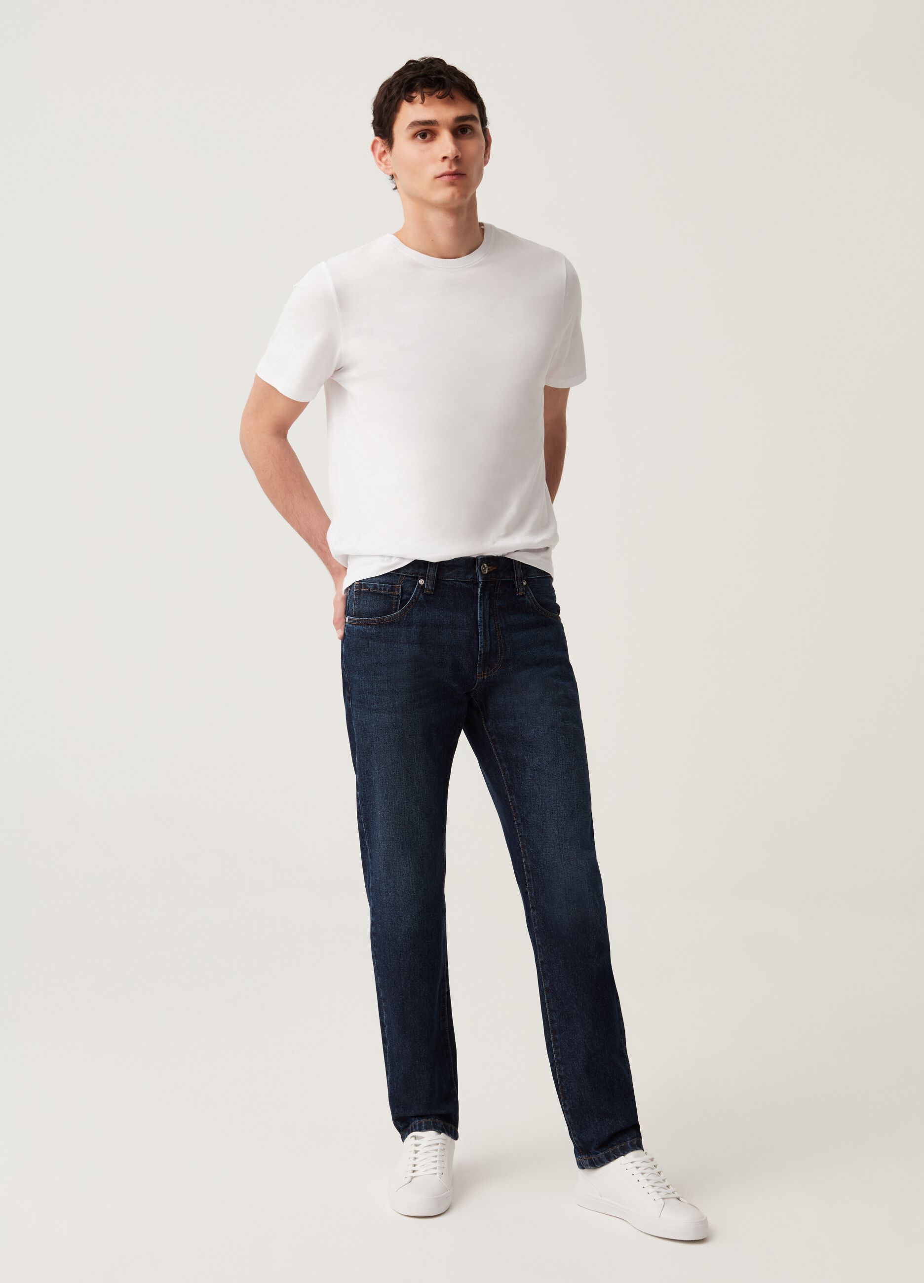 Regular fit jeans with discolouring
