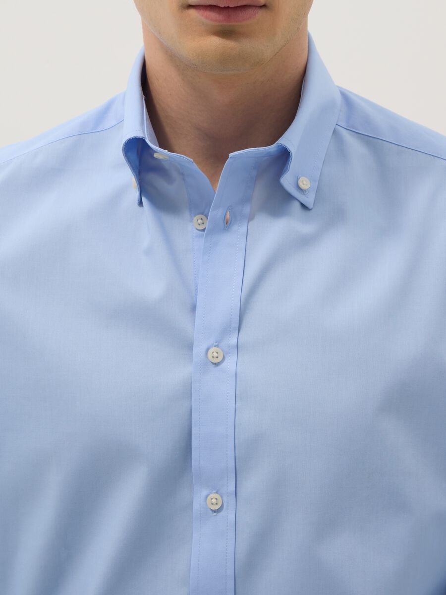 Camisa azul-clara slim fit de manga comprida com colarinho button-down_1