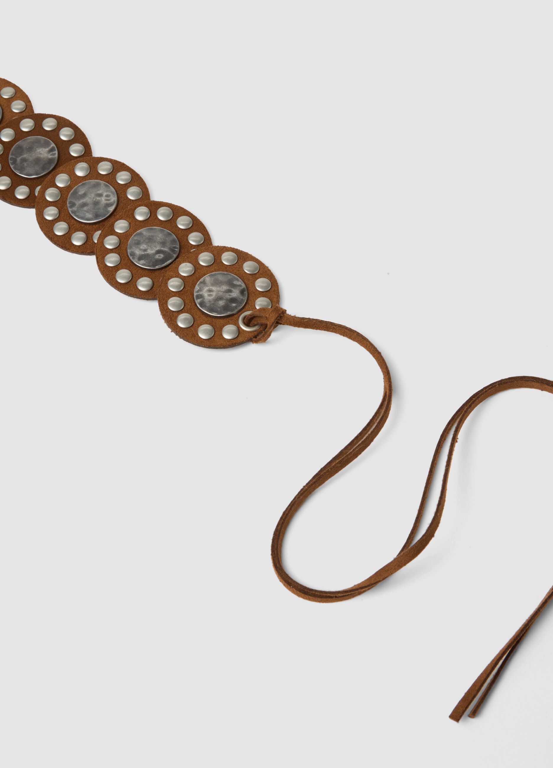 Cintura marrone con dischi decorativi e lacci