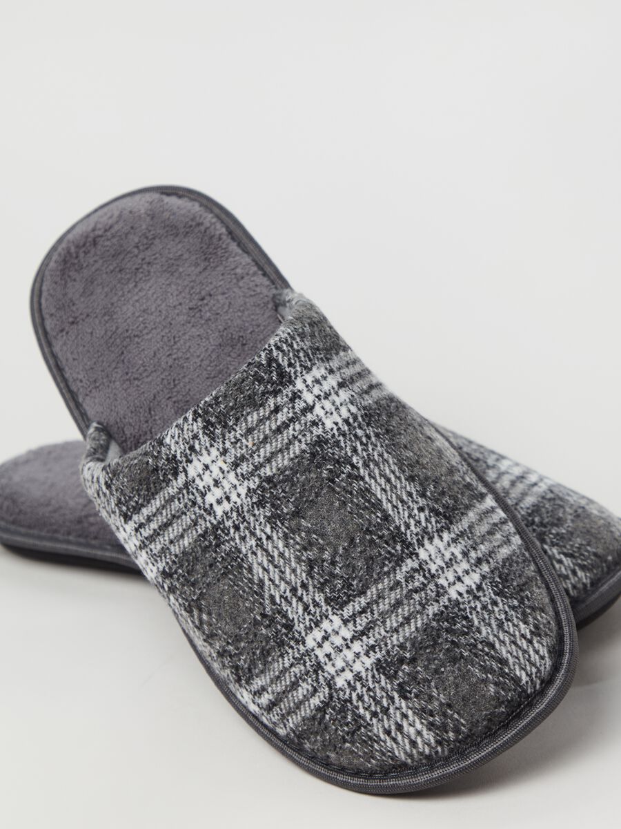 Slippers with check pattern_2