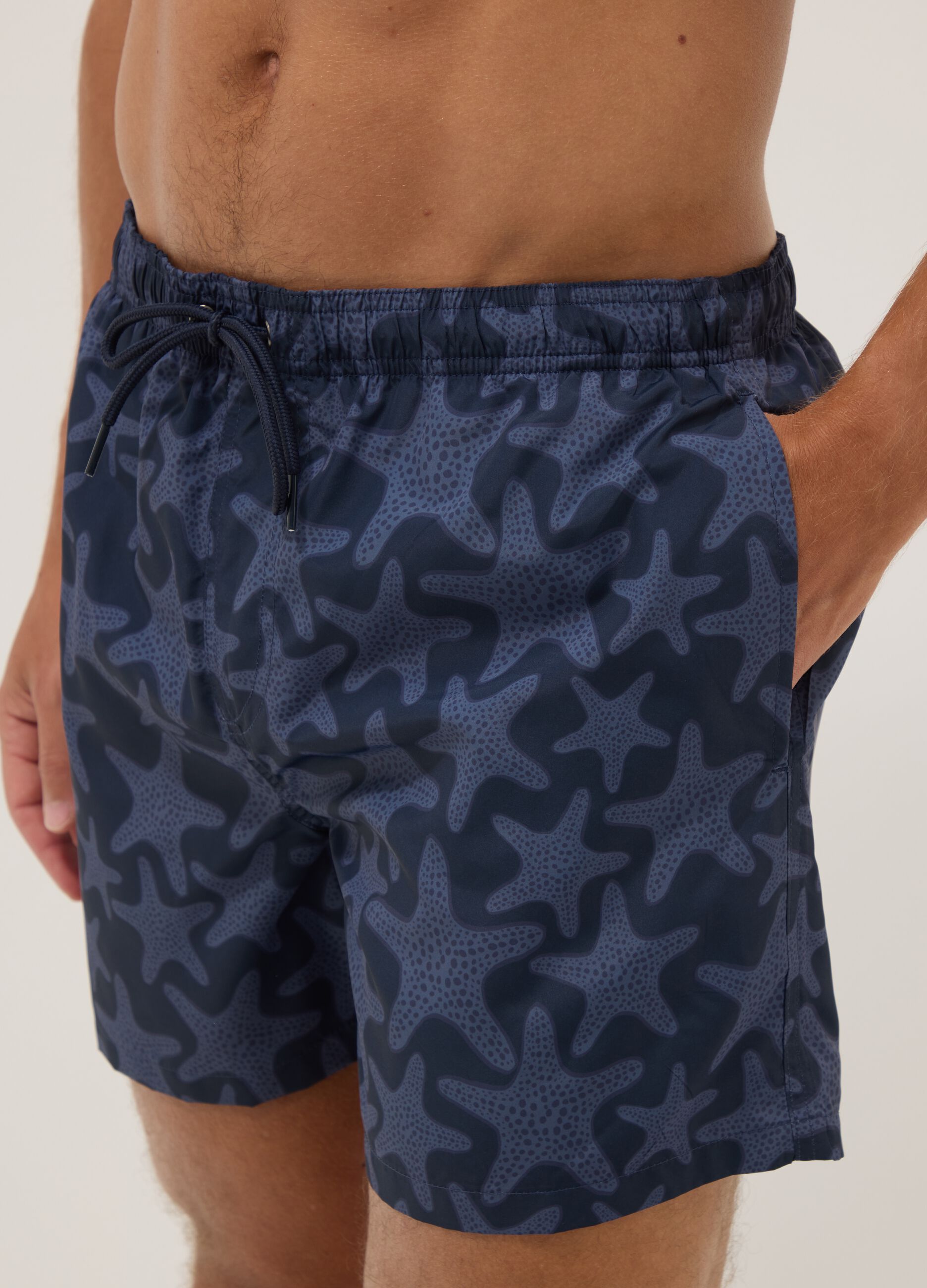 Blaue Badeshorts mit Seestern-Print