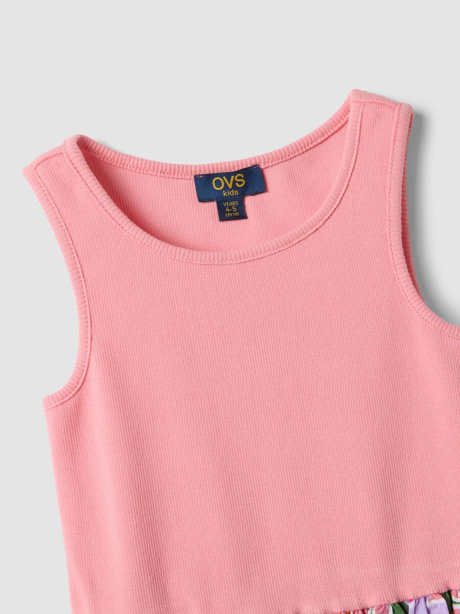 Vestido rosa em algod&atilde;o el&aacute;stico com saia de padr&atilde;o floral_3