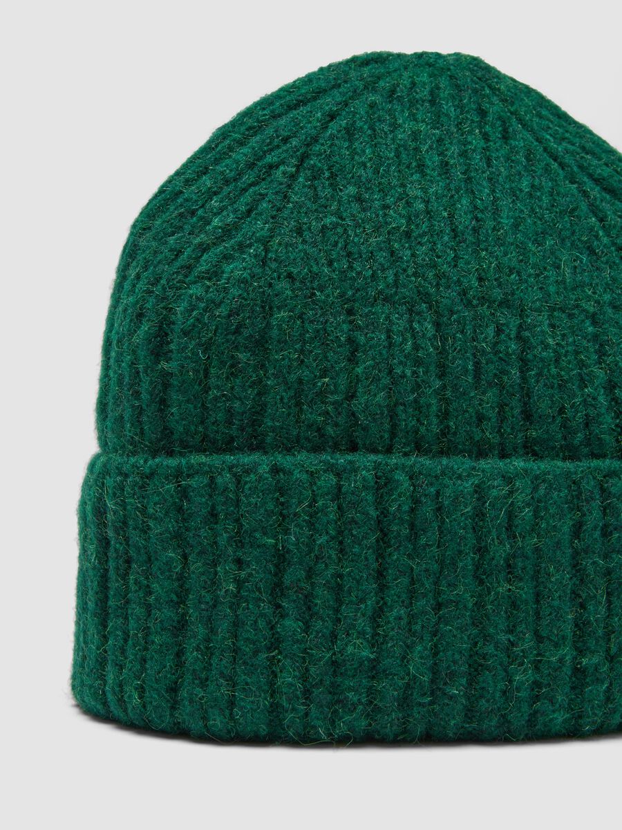Berretto verde in lana elasticizzata a coste_2