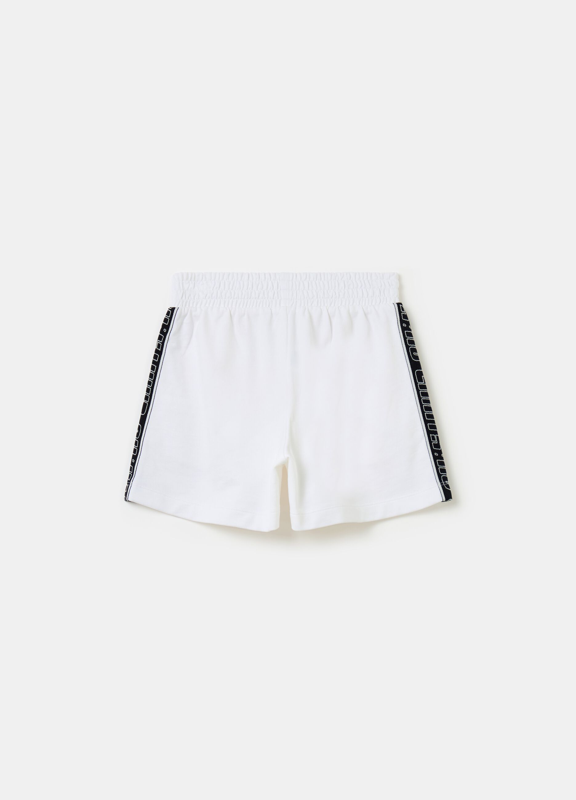 Shorts with contrasting colour side bands