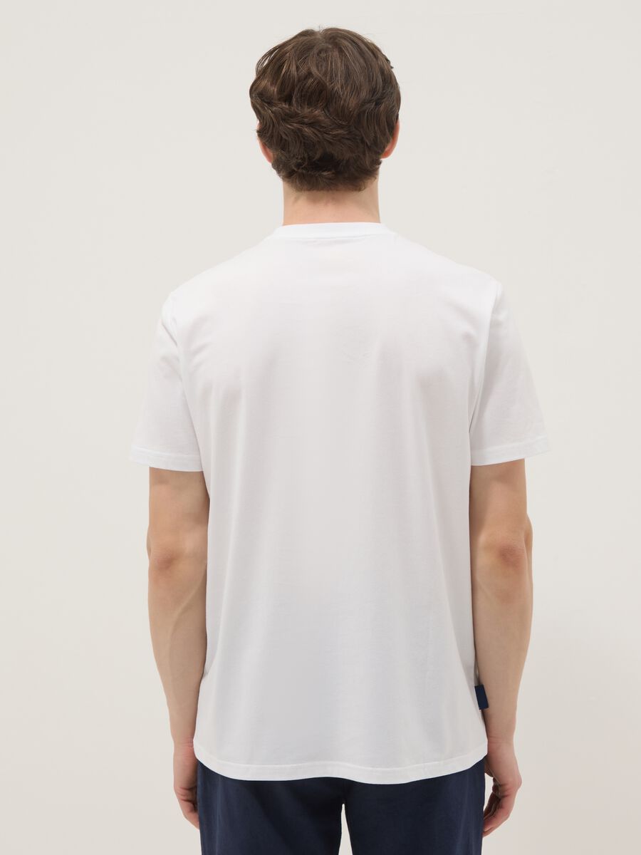 Wei&szlig;es T-Shirt aus reiner Baumwolle mit Frontprint, Regular Fit_3