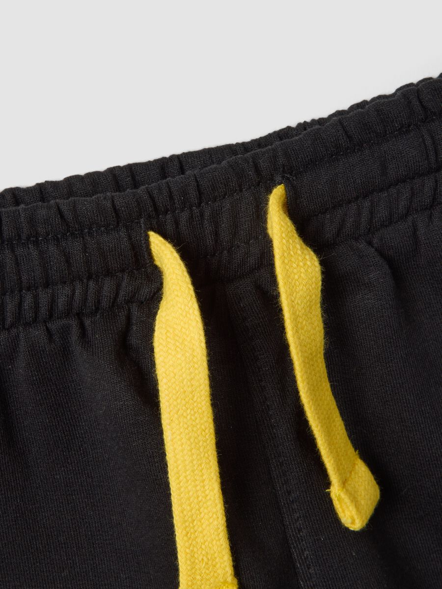 Completo giallo e nero in puro cotone con top e shorts per bimbo regular fit_2
