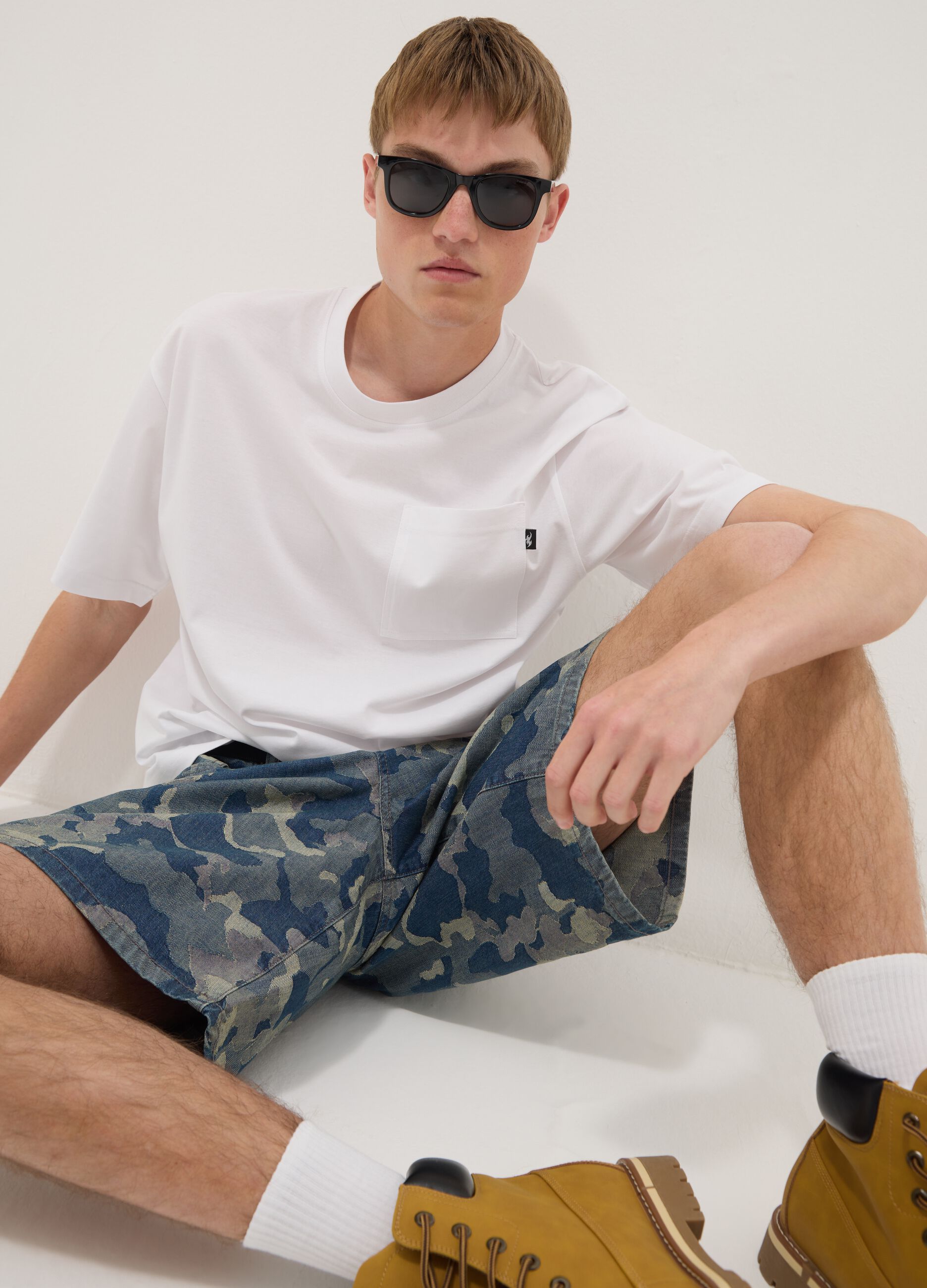 T-shirt branca em algod&atilde;o puro com bolso no peito, corte regular