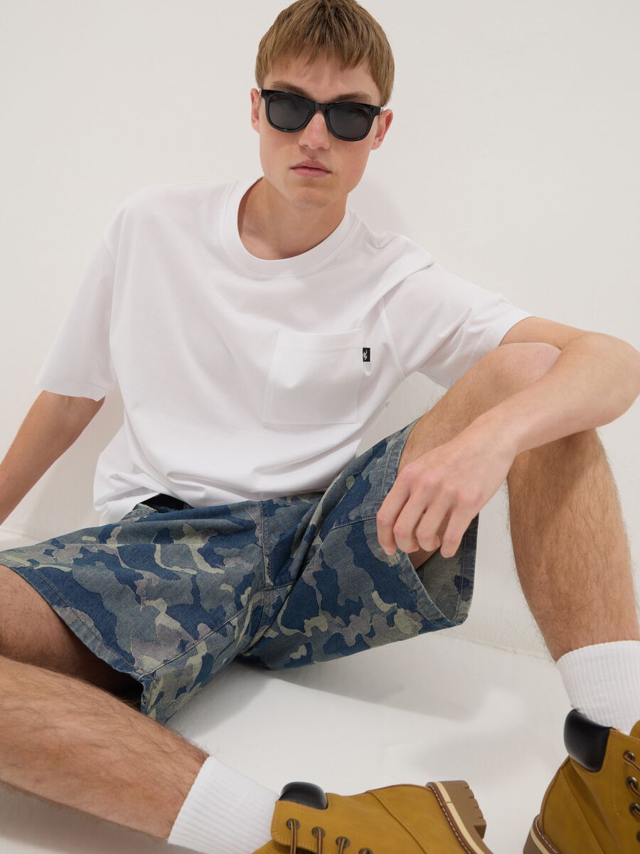 Wei&szlig;es T-Shirt aus reiner Baumwolle mit Brusttasche, Regular Fit_1