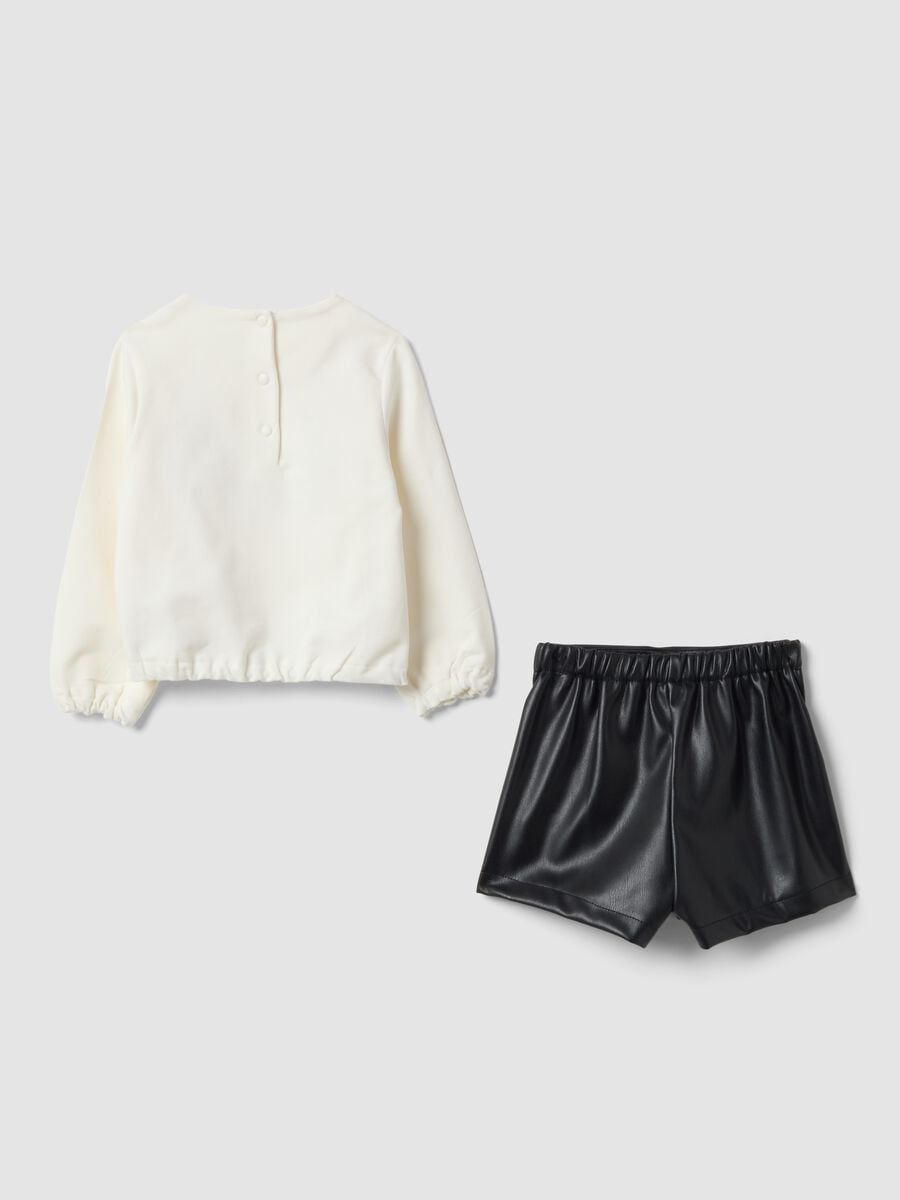 Completo bianco con maglia e shorts neri_1