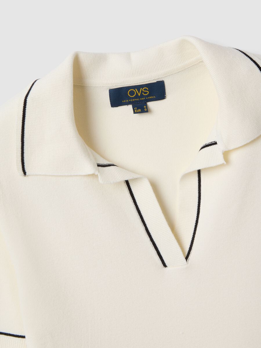 &Lambda;&epsilon;&upsilon;&kappa;ό polo slim fit &alpha;&pi;ό &mu;&epsilon;ί&gamma;&mu;&alpha; &beta;&iota;&sigma;&kappa;ό&zeta;&eta;&sigmaf; &mu;&epsilon; &alpha;&nu;&tau;ί&theta;&epsilon;&sigma;&eta; &rho;&alpha;&phi;ώ&nu;_5