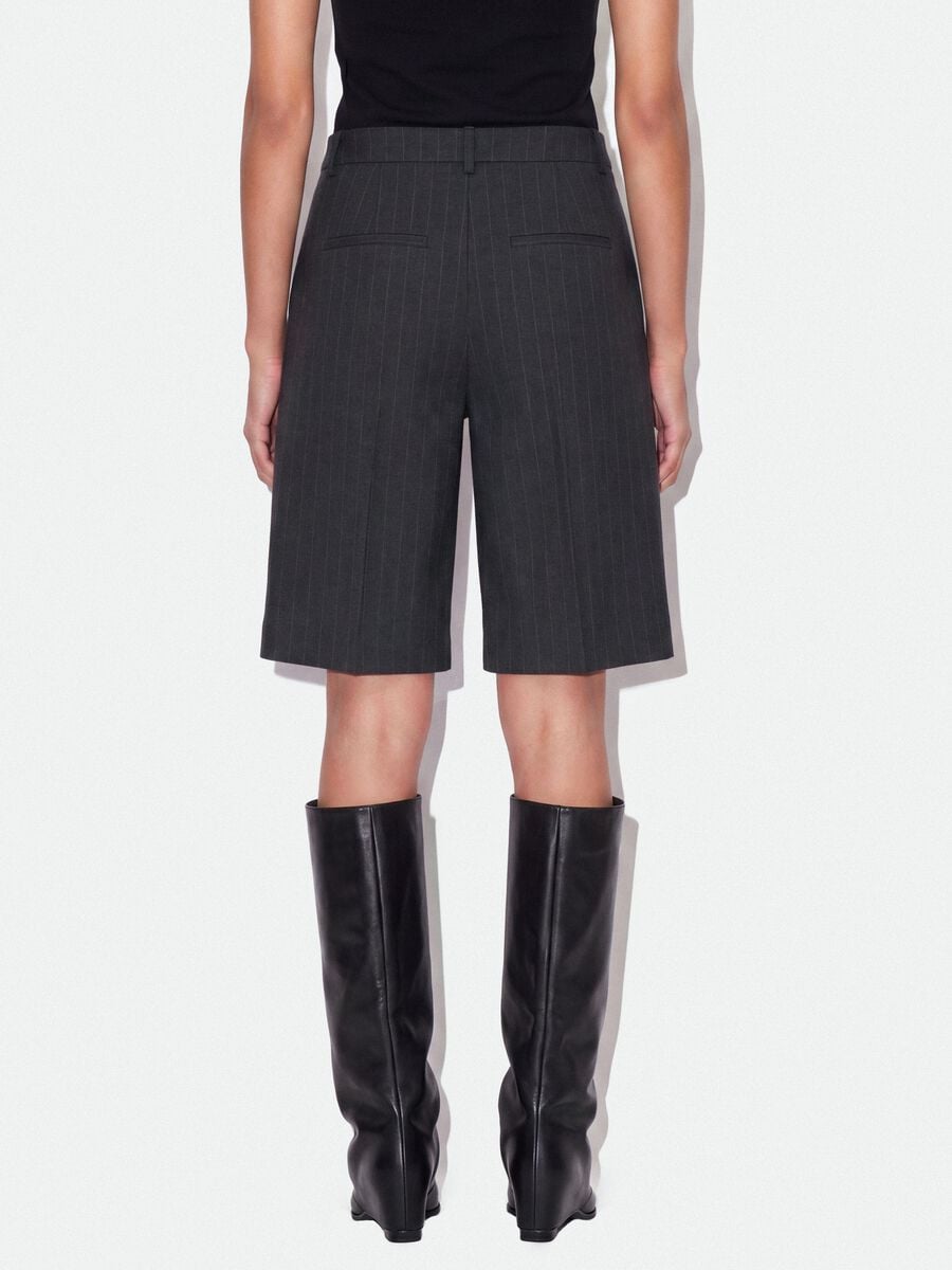 Grey wide-leg stretch viscose Bermuda shorts_3