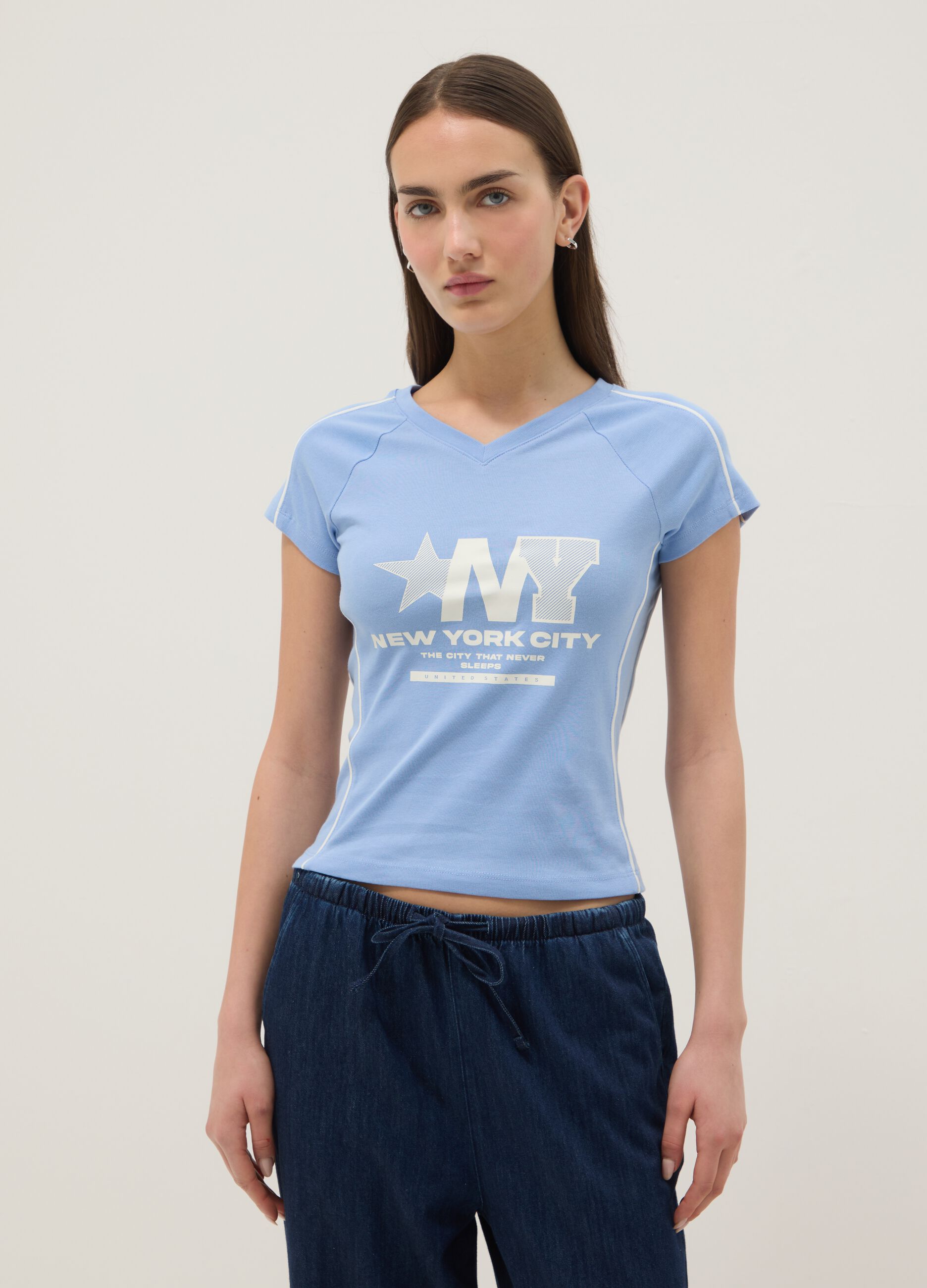 Camiseta azul de algod&oacute;n puro slim fit con cuello en V y estampado