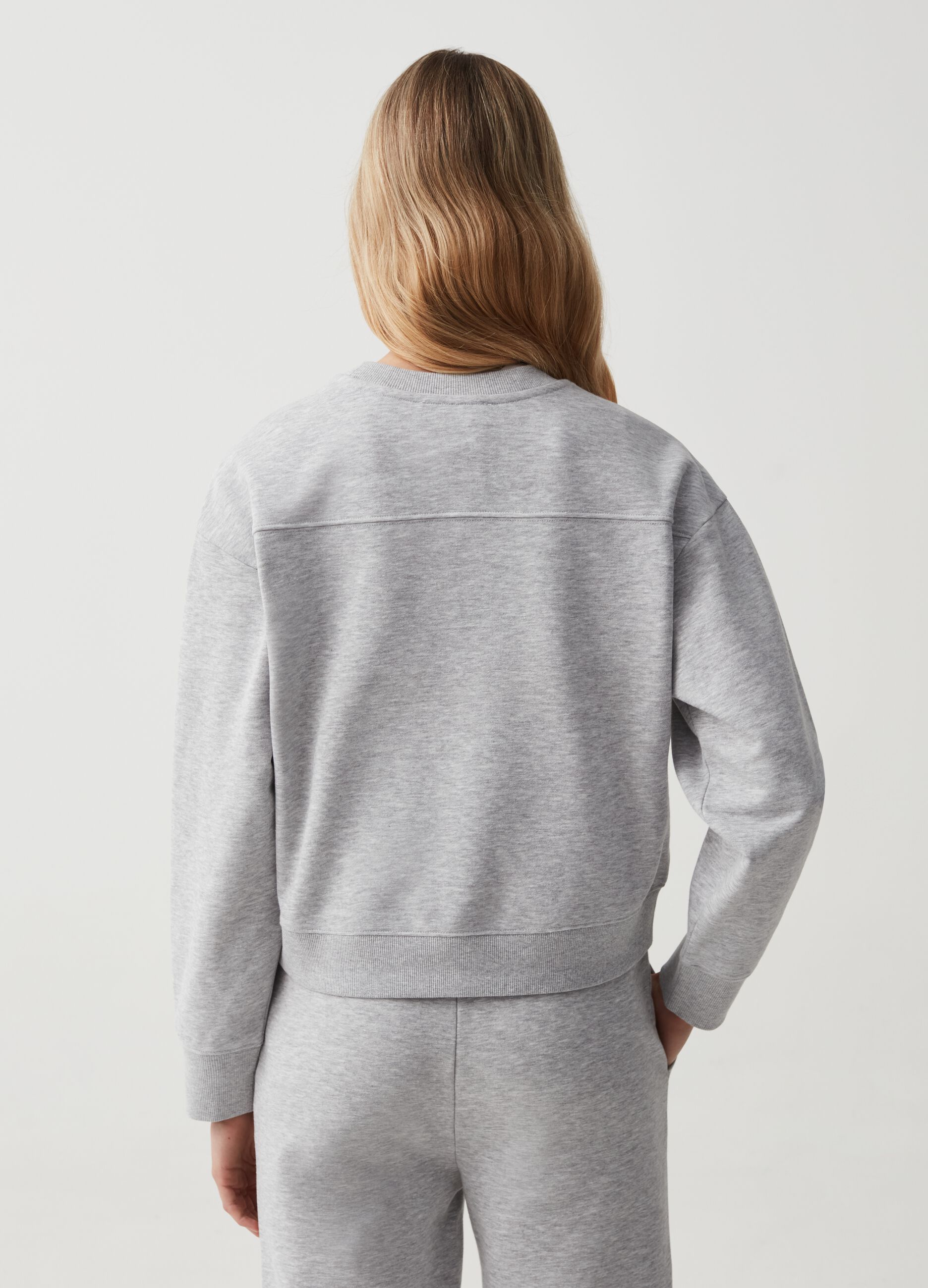 Essential sweatshirt with dropped shoulder