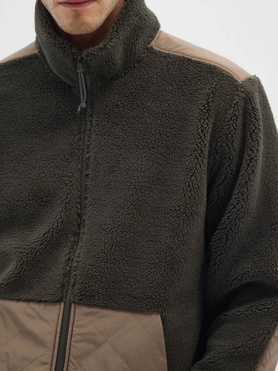 Green sweatshirt with high collar and regular fit pockets with zip_3