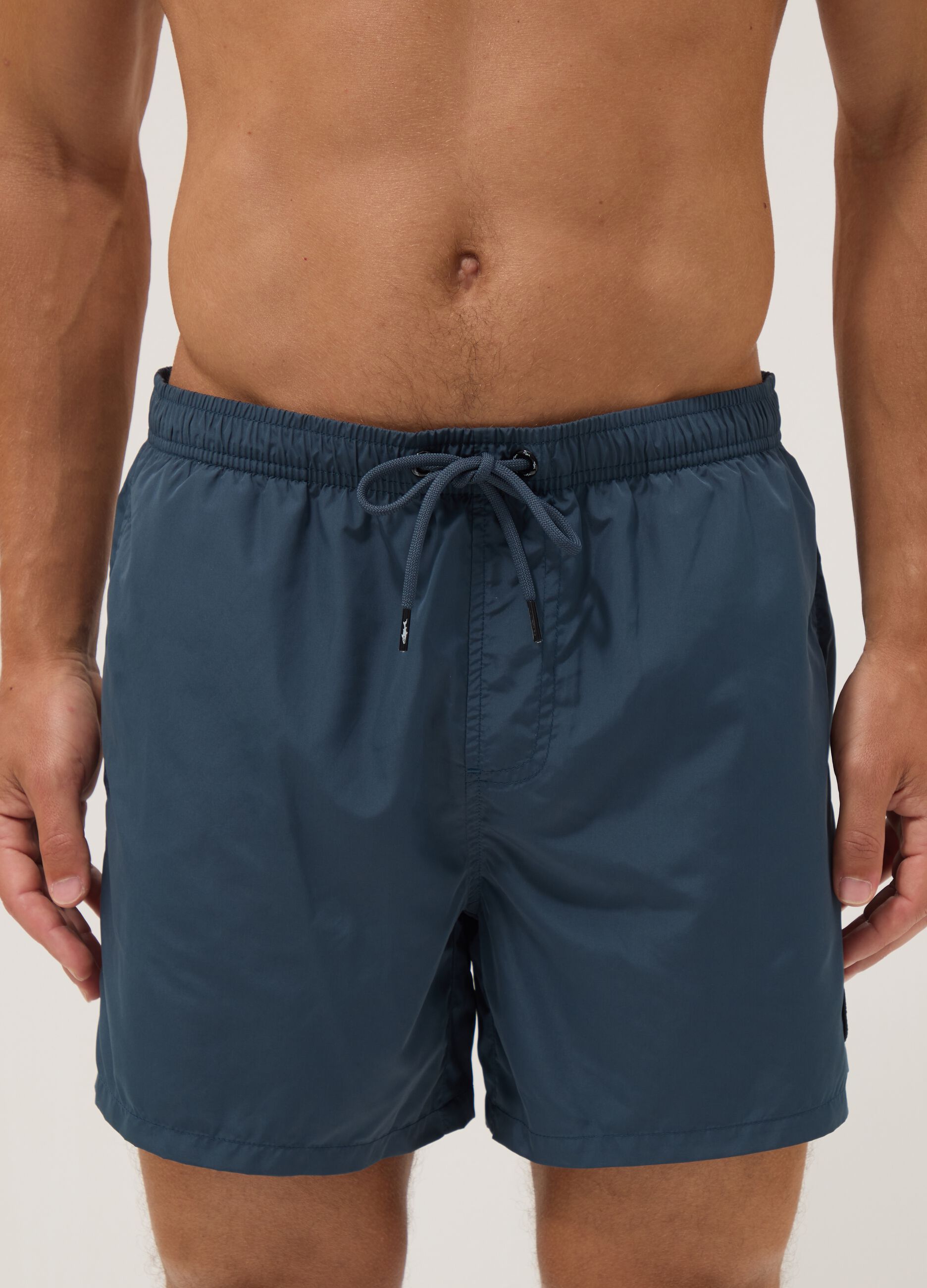 Blaue Badeshorts mit elastischem Bund und Kordelzug
