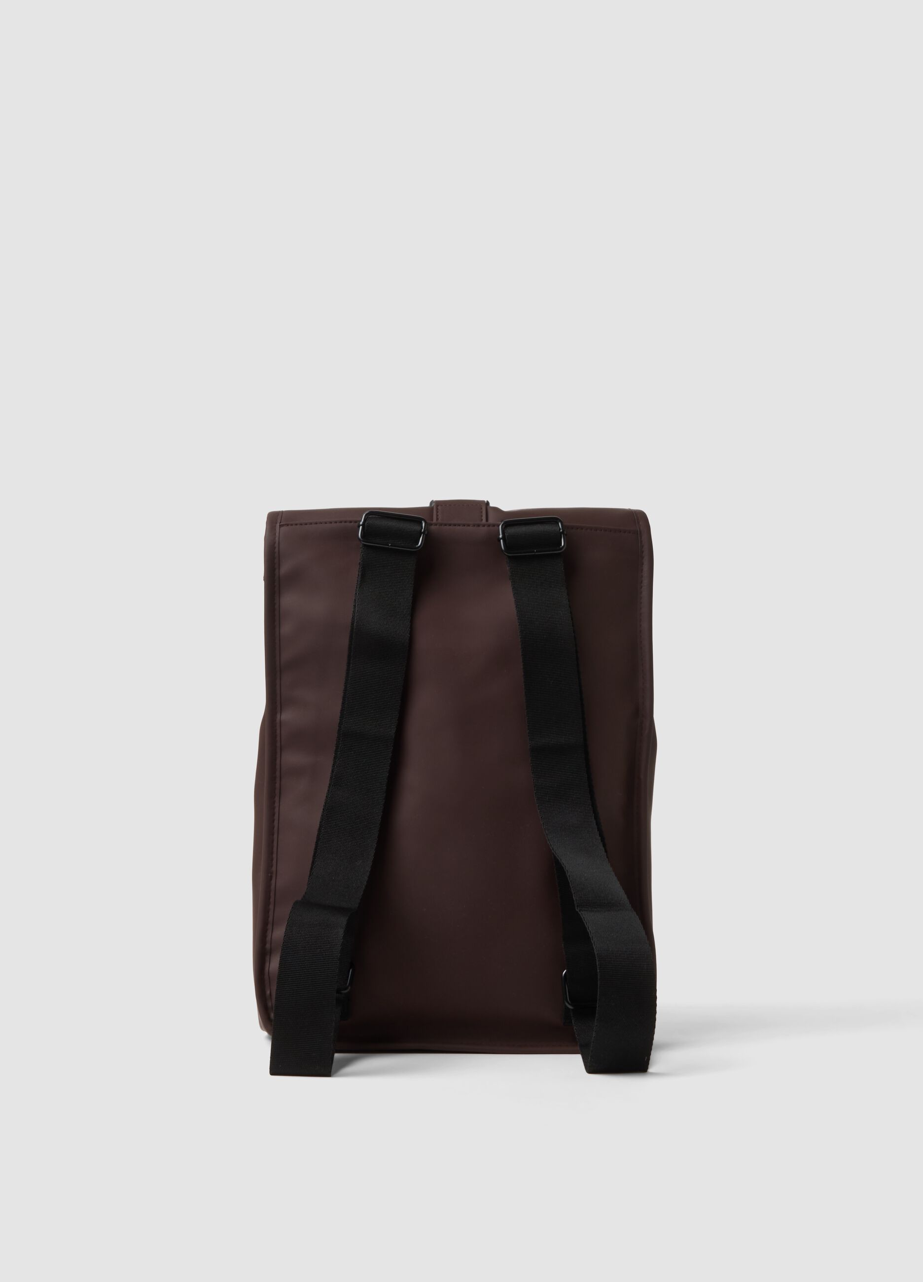 Mochila castanha com fecho roll-top e fecho de correr frontal