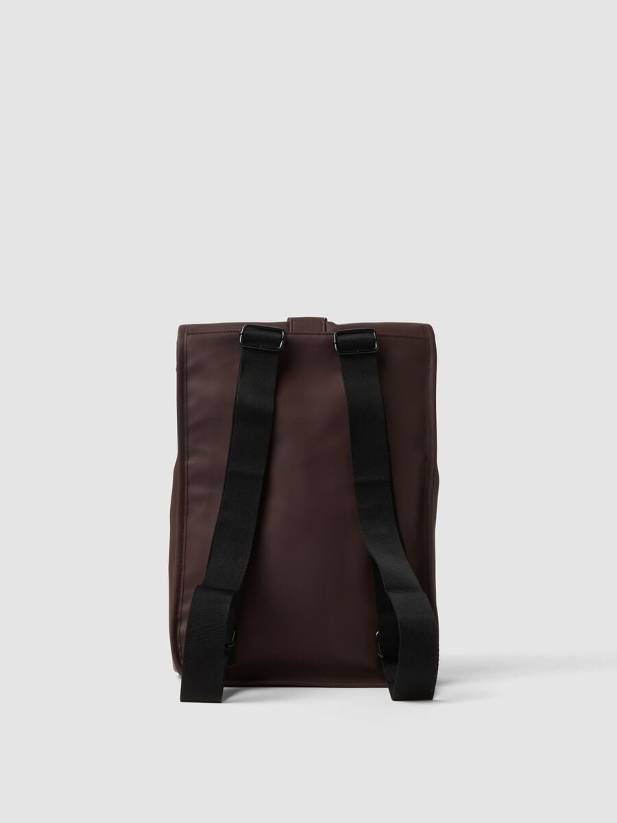 Mochila castanha com fecho roll-top e fecho de correr frontal_2