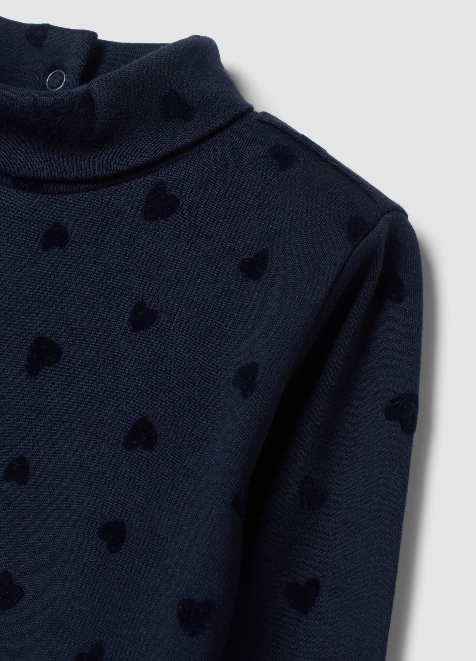 Nachtblauer Rollkragenpullover aus reiner Baumwolle mit Herzchen