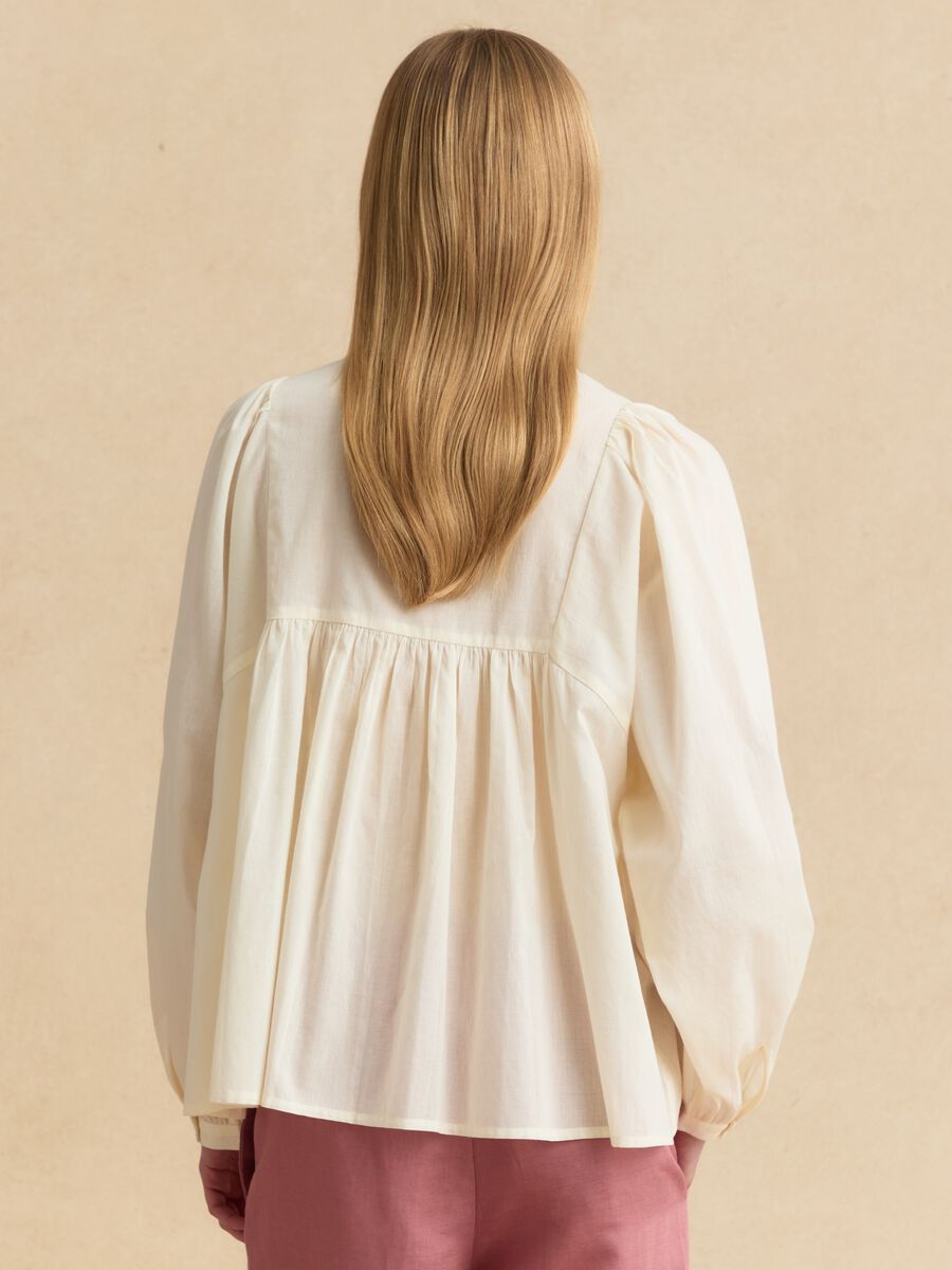 Beige pure cotton shirt with floral embroidery_4