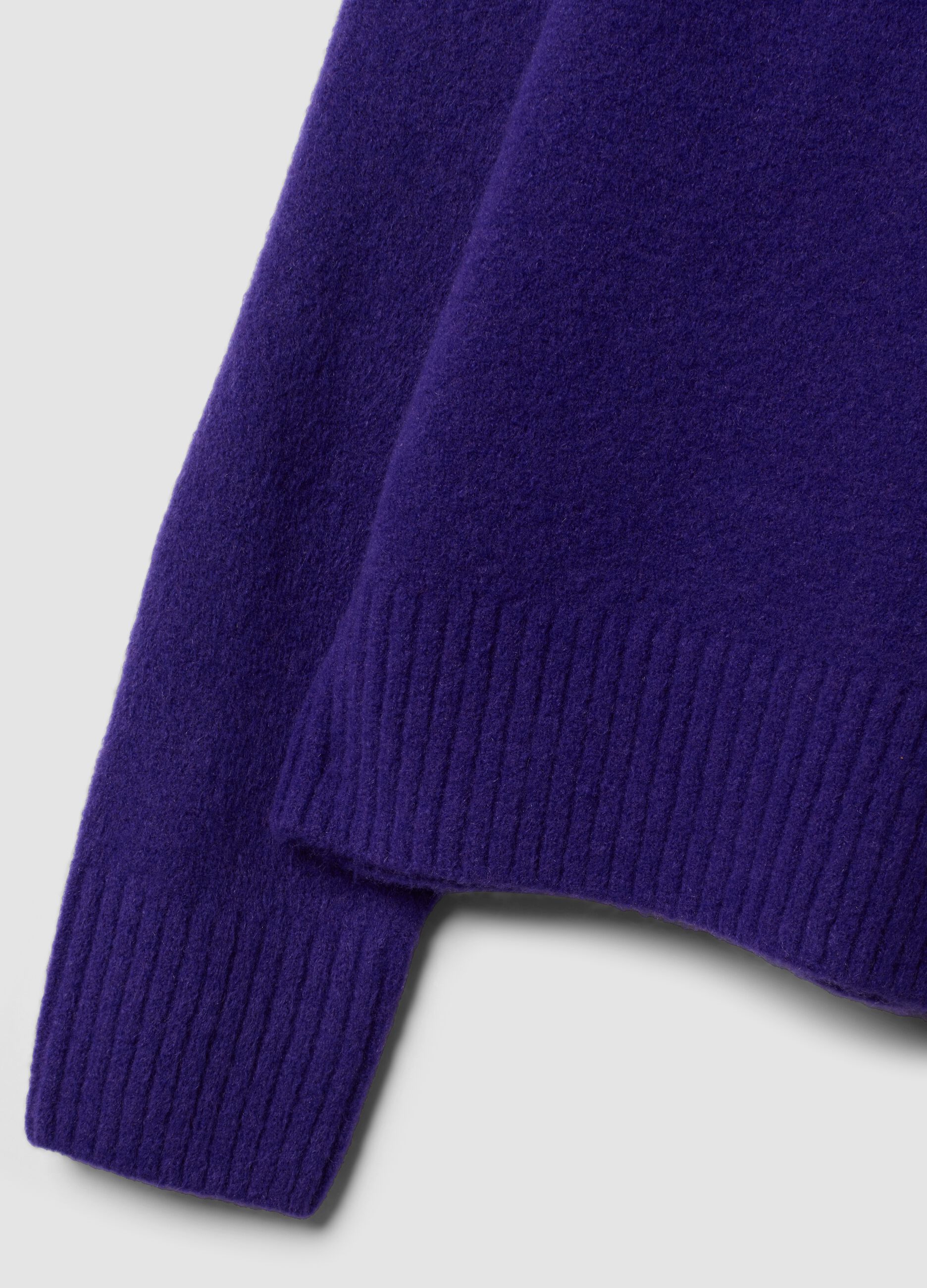Maglia blu in lana elasticizzata con collo rialzato
