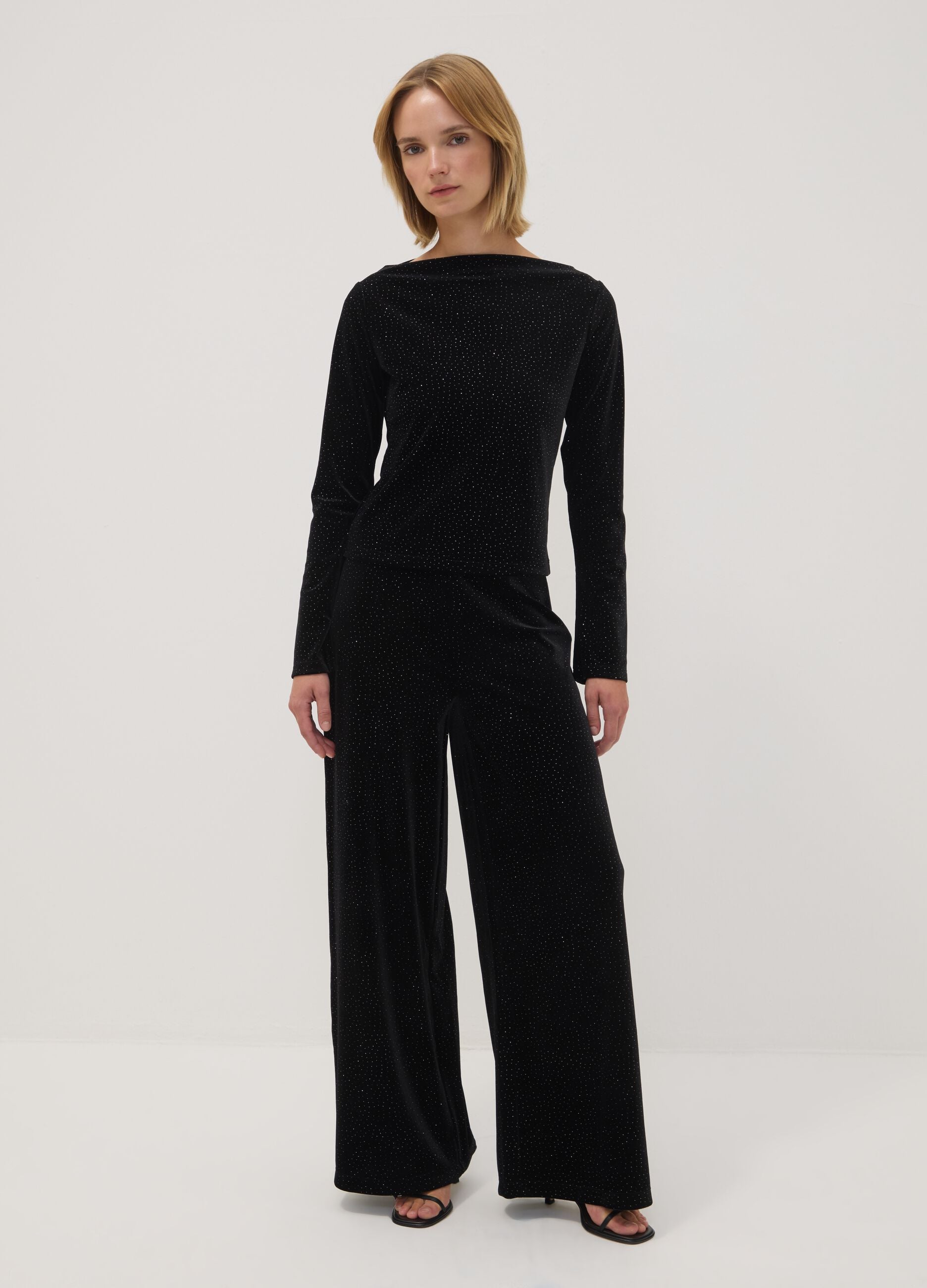 Black wide-leg trousers in stretch fabric