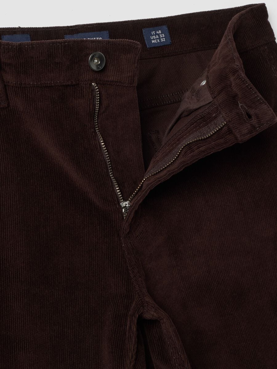 Pantaloni marroni in cotone elasticizzato a coste regular fit_1