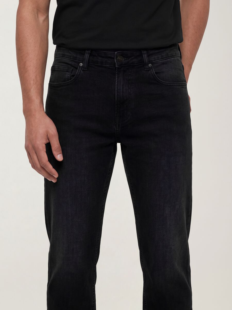 Jeans pretos em algod&atilde;o el&aacute;stico, corte comfort_3