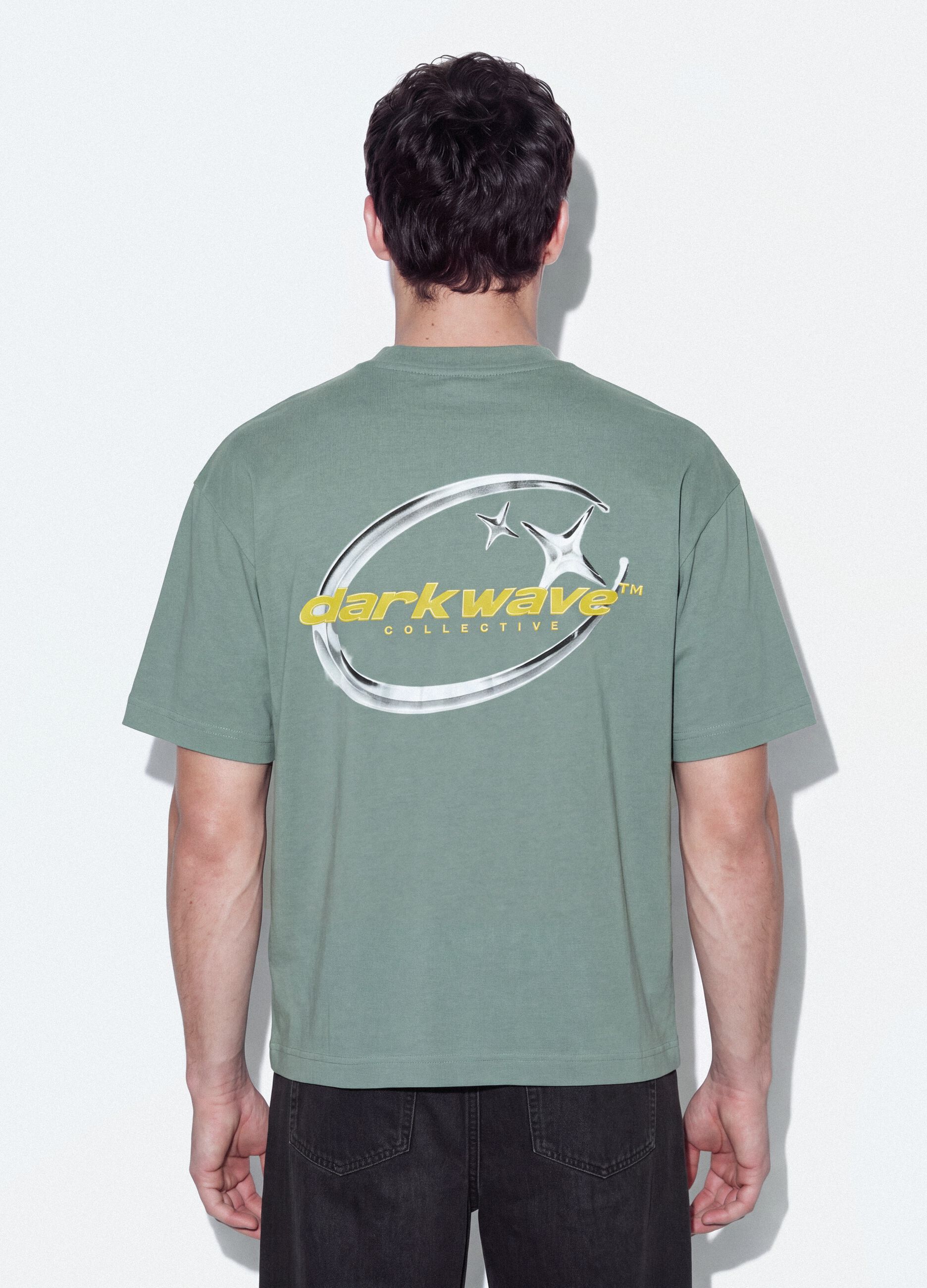 &Kappa;&alpha;&phi;έ &kappa;&omicron;&nu;&tau;ό T-shirt &alpha;&pi;ό 100% &beta;&alpha;&mu;&beta;ά&kappa;&iota; &mu;&epsilon; &sigma;&tau;ά&mu;&pi;&alpha;, boxy &gamma;&rho;&alpha;&mu;&mu;ή