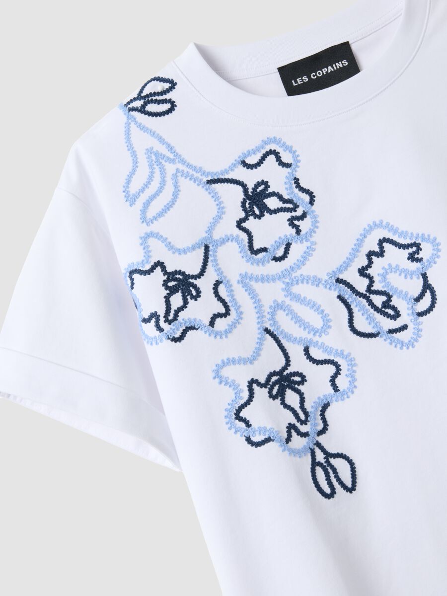 Wei&szlig;e Regular-Fit-T-Shirt aus Baumwollmischung mit Blumenstickerei_5