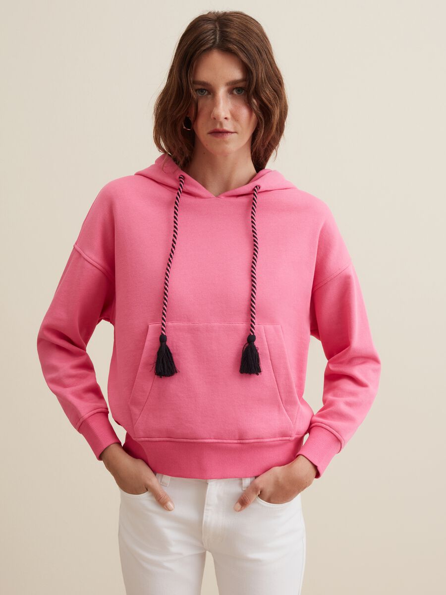 Sweatshirt with hood and tassels_0
