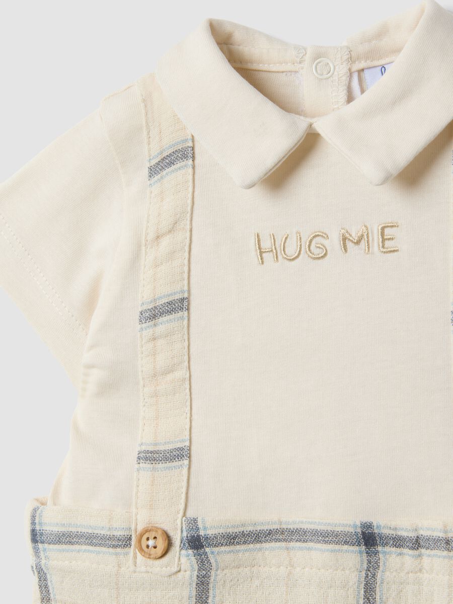 Beiger Baby-Strampler aus reiner Baumwolle mit Karomuster und Kragen_2