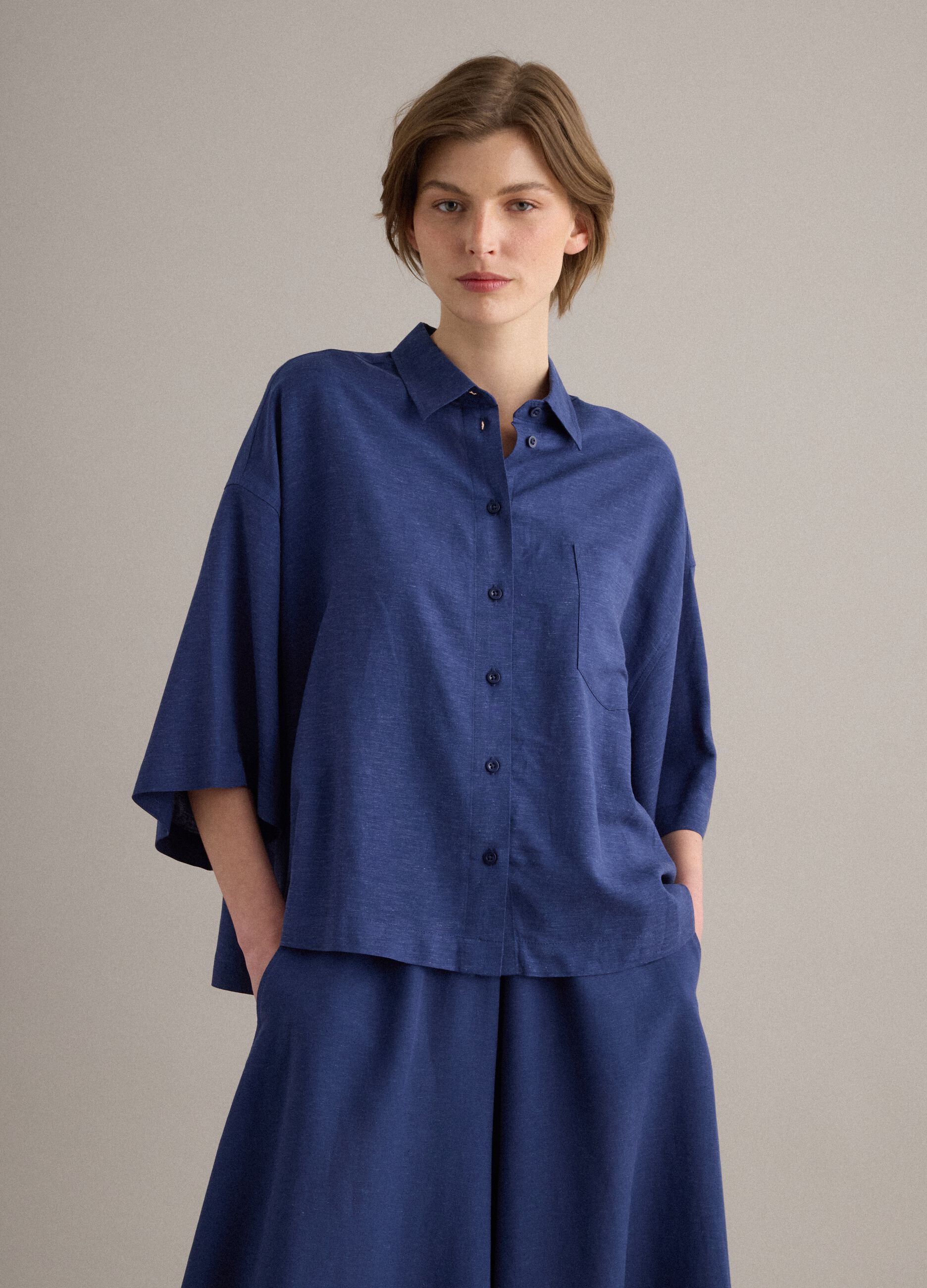 Camisa azul em mistura de viscose e linho, corte oversize