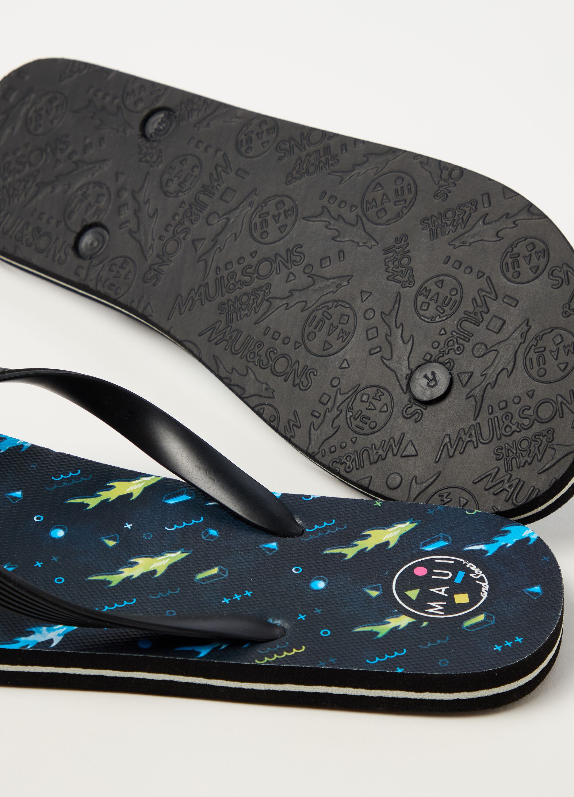 Thong sandals with sharks print
