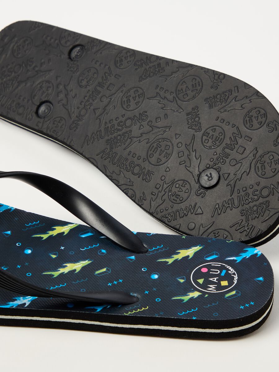 Thong sandals with sharks print_2
